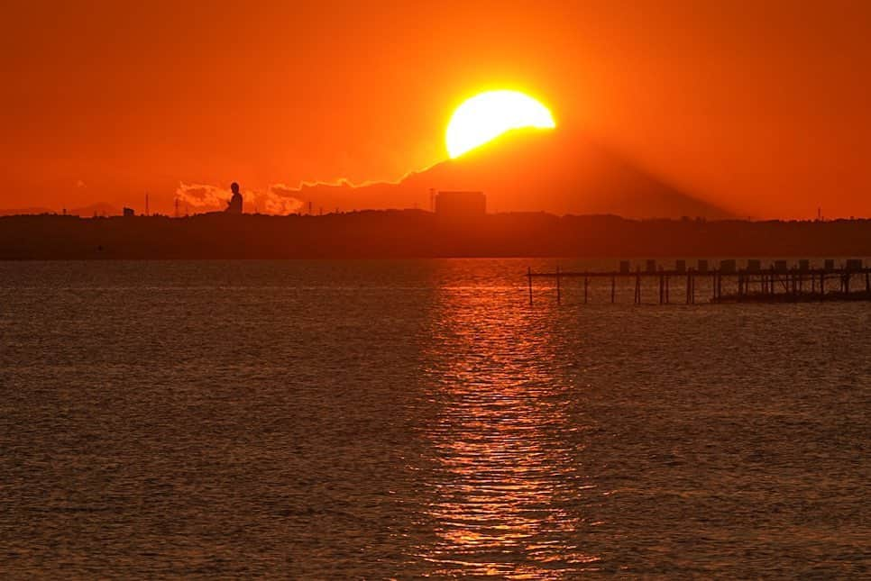 Atsushi Aizawaのインスタグラム：「11/28 霞ヶ浦  #富士山 #夕陽 #牛久大仏 #霞ヶ浦 #夕焼けハンター  Ibaraki, Japan  #japanfocus #jp_gallery #instagramjapan #ig_japan #wu_japan #wu_asia #worldunion #theworldshotz #igersjp #team_jp_ #team_jp_東 #team_jp_skyart  #mtfuji #Japan #natureaddict Mt. Fuji  Ibaraki, Japan #Lovers_Nippon #東京カメラ部 #japan_night_view #phos_japan #写真好きな人と繋がりたい #bestjapanpics #photo_shorttrip #sonyworldclub」