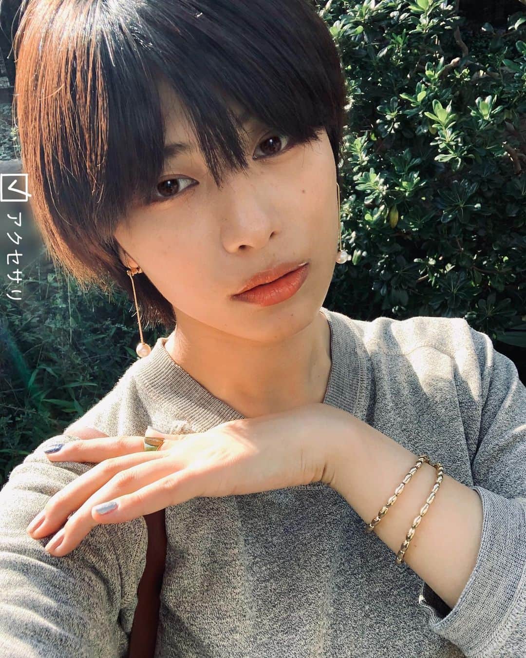 春川芽生のインスタグラム：「見てん‼︎‼︎‼︎ . 手首巻き巻きゴールド🐚 パーソナった上に、( ５個前投稿参照💡 ) 現物見て可愛くて連れ帰ってきたジムの限定品🔥🔥😗  かのんちゃん！【 @miyahara_kanon 】 じむ！【 @kaedegym 】 しょっぷ！【 @lacrime_jewelry 】」