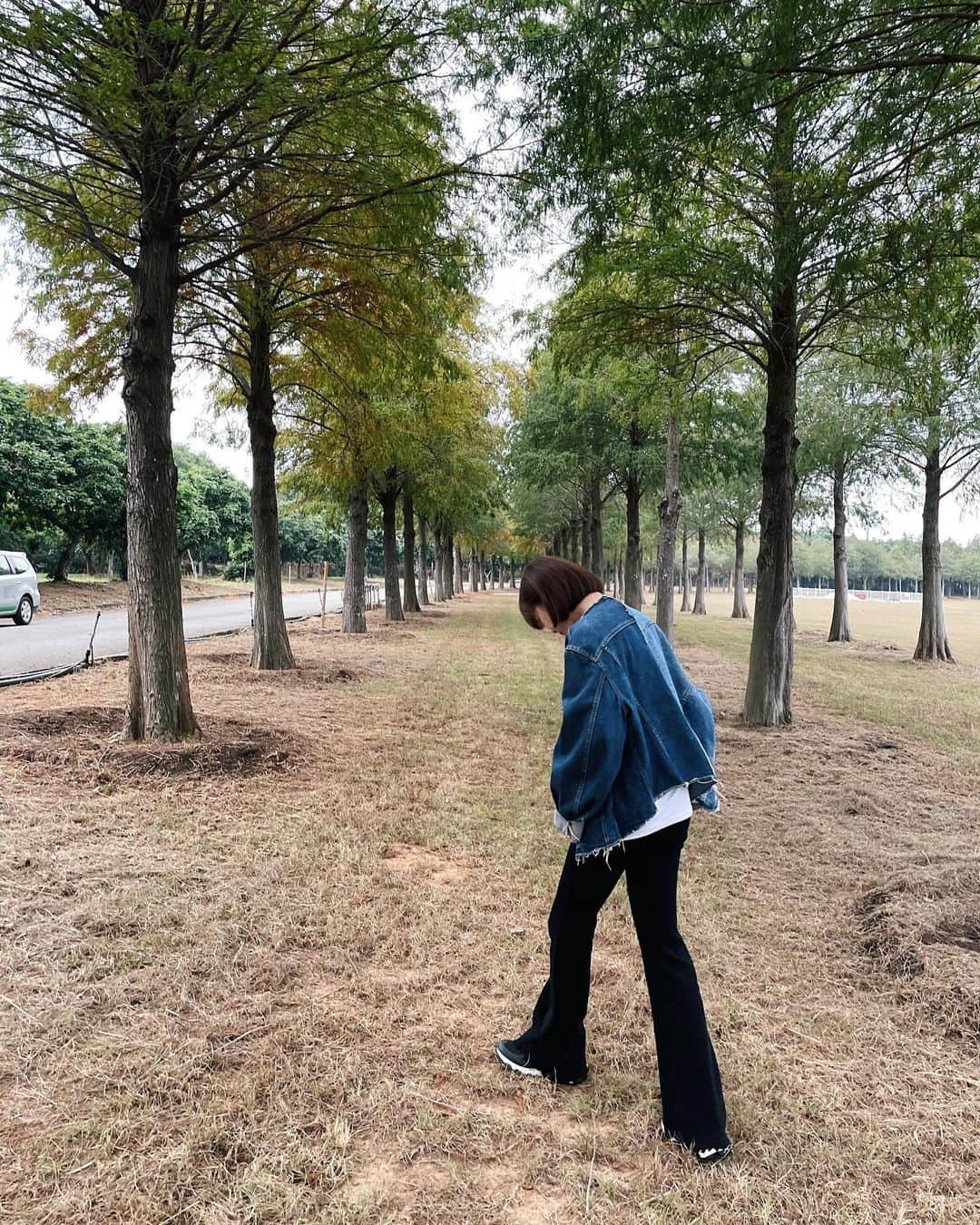 リー・ジャーインさんのインスタグラム写真 - (リー・ジャーインInstagram)「今天是充滿感謝的一天 感謝溫暖的愛 感謝分享的愛 被愛圍繞著⋯⋯ 然後，再付出愛。  一早拖著沒睡飽的身體到台中 認識了三位小可愛！  可愛又愛撒嬌的妹妹 勇敢保護妹妹的超人姐姐 愛在心裡口難開的小少年 他們是「家扶基金會」照顧的孩子  和他們混了整天、摩天輪、野餐、亂聊天 學了些小少女用IG的流行秘訣 還吃了小少男下廚煮給我的湯麵 然後，我們約好了再見！  我最不會選禮物 但⋯⋯竟然剛好⋯⋯ 他們喜歡、他們需要 嗯！感謝一切❤️❤️❤️  謝謝辛苦的家扶社工❤️  歲末年終，期待著聖誕節對吧？ 一起行動分享愛吧！溫暖彼此❤️ #傳愛過好年」11月29日 0時25分 - junoohknow