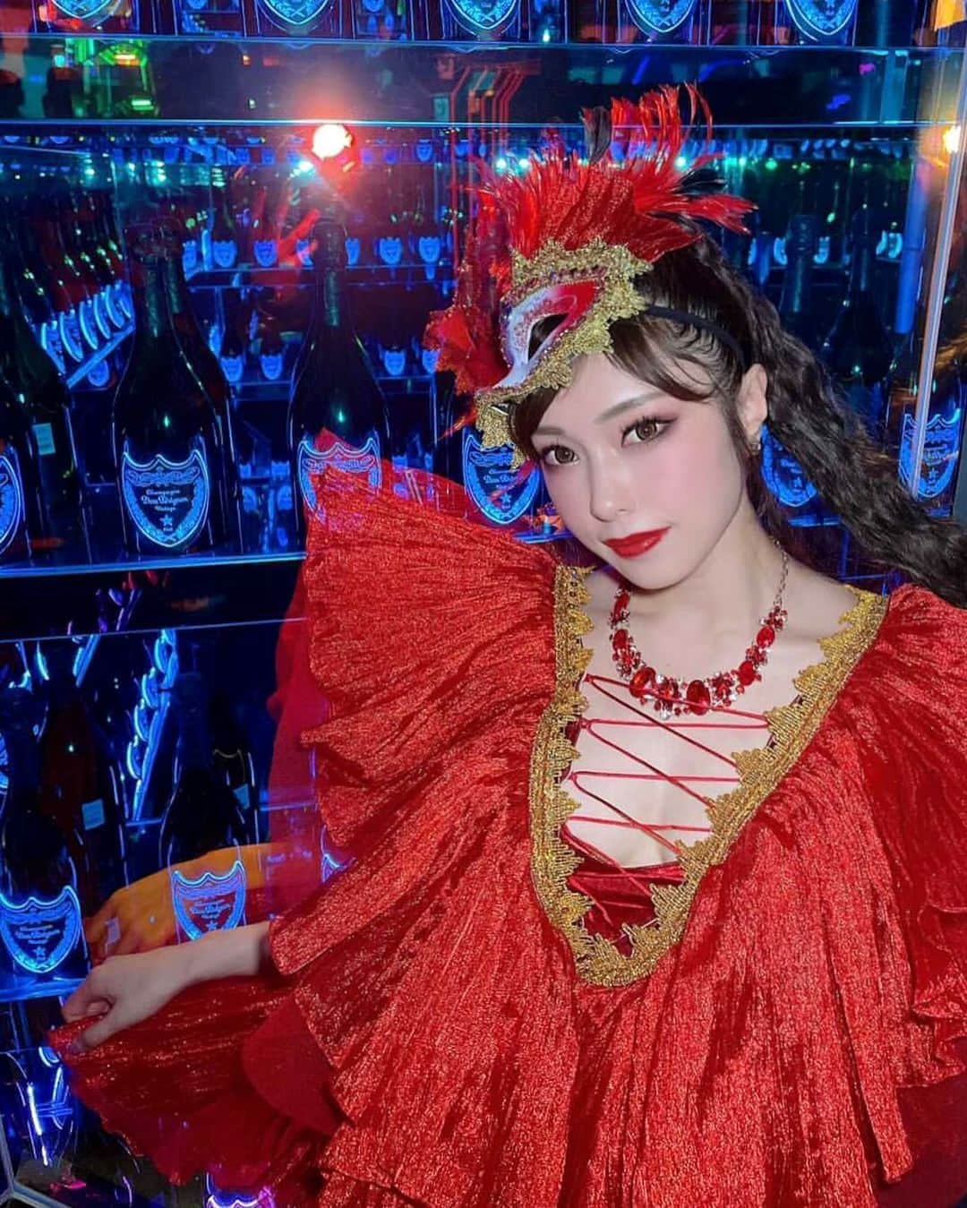 のインスタグラム：「. 🌹🌹🌹 ・ @raisetokyo オープニングパーティー ありがとうございました👏 ぜひこの非日常空間を体感してほしい💫 来月は3,11,17,23,24,30が出演予定です🥳 ・ ・ ・ #raise #raisetokyo #ginza #nightclub #tokyuplazaginza」