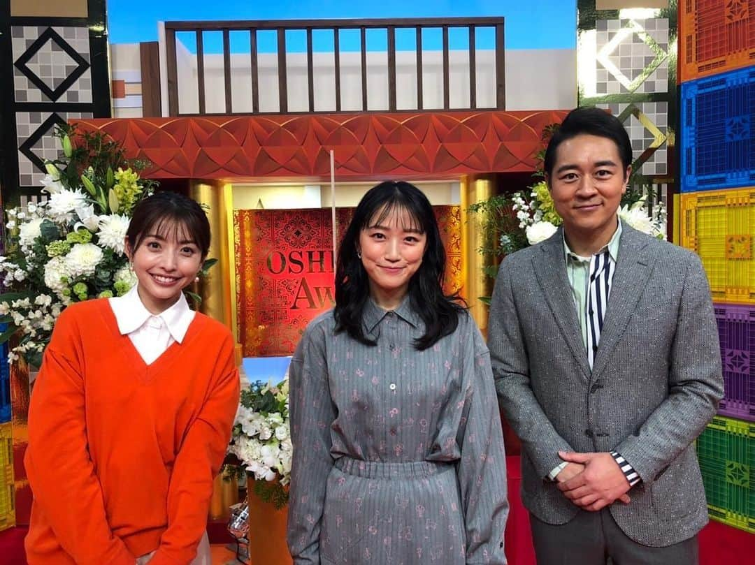 北村花絵さんのインスタグラム写真 - (北村花絵Instagram)「昨日は『静岡35市町 推してみぃ〜賞』2時間半の生放送でした！  久々の特番。豪華ゲストをお迎えして終始わちゃわちゃお祭りのようでした！笑 とにかく楽しかった‼️ なんといっても主役の「35市町の推し」がサイコーでした！  番組に関わってくださったみなさん、ご覧いただいたみなさん、本当にありがとうございました‼️  県内在住の竹内由恵さんは普段ただいまテレビも見てくださっているそうで！一同感激😭✨憧れの方ですが益々推しになりました。  またご一緒できますように！  3枚目、テレしずアナウンサー陣も頑張りました！写真には写っていませんが松下アナと高里アナもそれぞれ中継でずぶ濡れになったりヘビを肩に乗せたり身体を張って頑張りました😂推してください！笑  #推してみぃ〜賞 #ズミさん  #ミキ #空気階段  #鈴木福  #竹内由恵  #静岡の推し #静岡サイコー」11月29日 10時11分 - hanae_kitamura