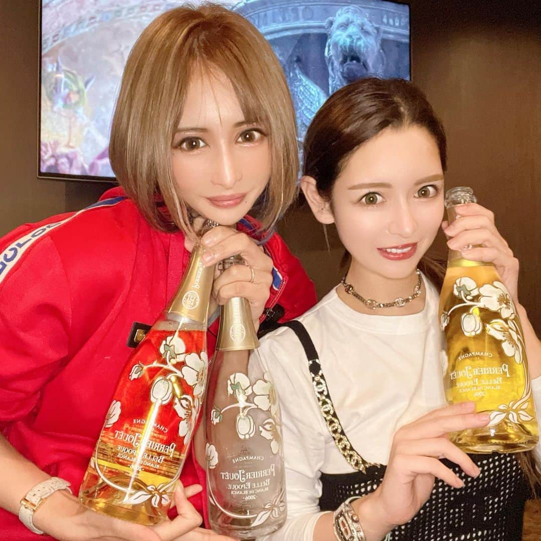 桜井野の花のインスタグラム：「進撃のノア様がサプライズでRに飲み来てくれた🥂💕ご馳走様です❤️  これからもノアちゃんの更なる飛躍に目が離せないですね🥺✨  うん、私も頑張ります。頑張らなくちゃ。  自分でまだ頑張らなくちゃって言えてるうちは、まだ頑張れる証拠だもんね。  #歌舞伎町#キャバクラ#キャバ嬢#女社長#R#アール#北新地#ランス#進撃のノア#ベルエポック#ブランドブラン」