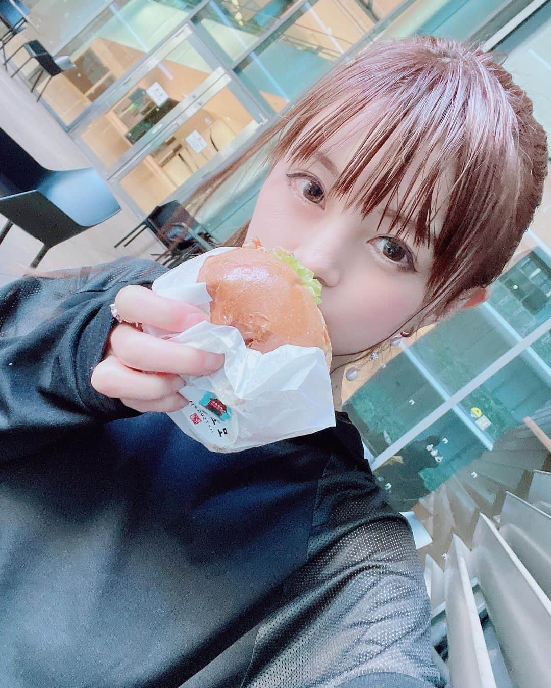 satomiさんのインスタグラム写真 - (satomiInstagram)「💤☀️🚶‍♀️ ・ 休日💕 お昼まで寝てエステいって 大好きなハンバーガーlunch🍔 ・ 痩身エステで満足してハンバーガー 1人で2個食べました🐔 ・ プラマイゼロ🤤🤤 ・ @motsugoya_gakudai @mi_amore.roppongi  #もつ小屋学芸大学 #学芸大学グルメ #チキンバーガー #もつ鍋 #ハンバーガー #MIAMORE六本木 #六本木完全個室エステ #六本木エステ #乃木坂エステ #hamburger」11月29日 10時51分 - saatoomii47