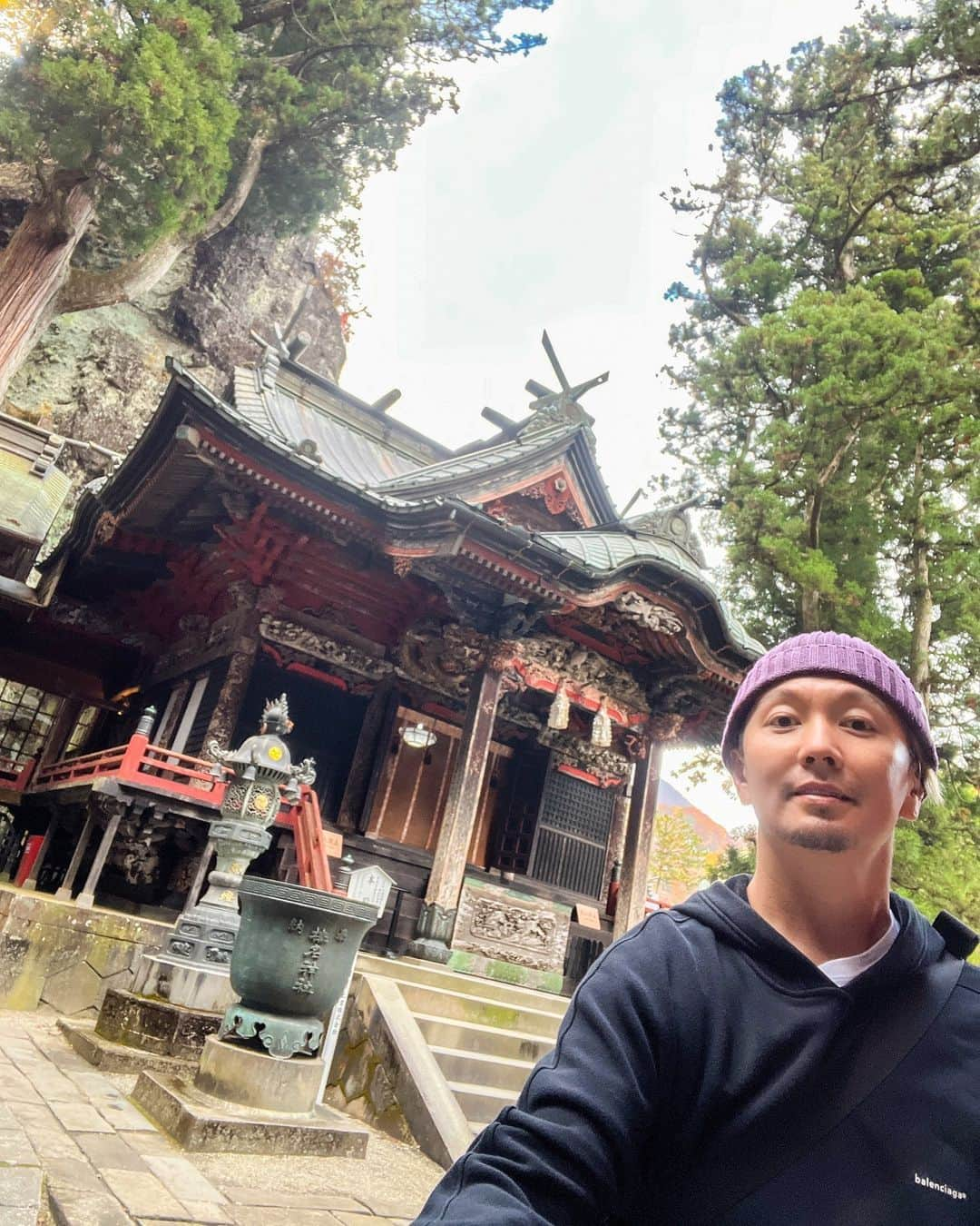 SHOCK EYEさんのインスタグラム写真 - (SHOCK EYEInstagram)「神社好きなら必ず名をあげるパワースポット、群馬県の榛名神社⛩ 明らかに雰囲気が他の場所とは違う。  清らかな沢と奇岩・巨岩に囲まれた地形によって修験道の霊場としても有名で、 紅葉の時期は、本当に色彩が豊か。  夕暮れになると鳥居の間に夕日が沈み、とても綺麗なオレンジの空だったよ✨  苔むした参道といい、いつ来てもいい感じ＾＾  社殿は長いこと修繕してるから、全てが綺麗になった社殿をまた見に行きたいな＾＾  #榛名神社 #群馬県 #harunashrine #gunmaprefecture #japantravel #japantrip #fujifilm #gfx100s #xs10 #beautifuldestinations #discoverjapan #discoverearth #voyaged #awesome_photographers #IamATraveler #wonderful_places #japanphoto #japanphotography #japan_of_insta #livingonearth #theglobewanderer」11月29日 11時01分 - shockeye_official