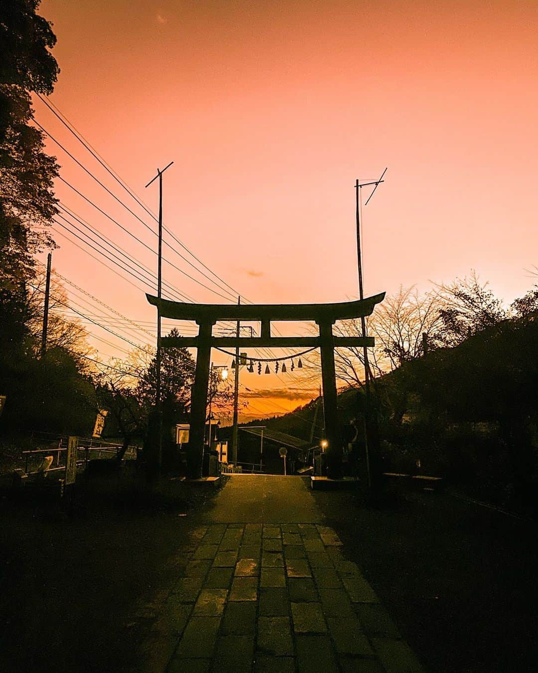 SHOCK EYEさんのインスタグラム写真 - (SHOCK EYEInstagram)「神社好きなら必ず名をあげるパワースポット、群馬県の榛名神社⛩ 明らかに雰囲気が他の場所とは違う。  清らかな沢と奇岩・巨岩に囲まれた地形によって修験道の霊場としても有名で、 紅葉の時期は、本当に色彩が豊か。  夕暮れになると鳥居の間に夕日が沈み、とても綺麗なオレンジの空だったよ✨  苔むした参道といい、いつ来てもいい感じ＾＾  社殿は長いこと修繕してるから、全てが綺麗になった社殿をまた見に行きたいな＾＾  #榛名神社 #群馬県 #harunashrine #gunmaprefecture #japantravel #japantrip #fujifilm #gfx100s #xs10 #beautifuldestinations #discoverjapan #discoverearth #voyaged #awesome_photographers #IamATraveler #wonderful_places #japanphoto #japanphotography #japan_of_insta #livingonearth #theglobewanderer」11月29日 11時01分 - shockeye_official