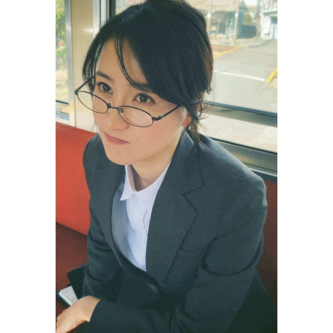 寒川綾奈さんのインスタグラム写真 - (寒川綾奈Instagram)「伊豆箱根鉄道のPR動画の撮影で静岡におじゃましていました^^  今回も真面目な女性の役でした🤓 がオフショットなのでしまりの無い顔をしています笑  公開は１月あたりなのでお楽しみに🤍  #伊豆箱根鉄道 #伊豆箱根鉄道PR動画 #いずっぱこ」11月29日 6時56分 - sogawaayana