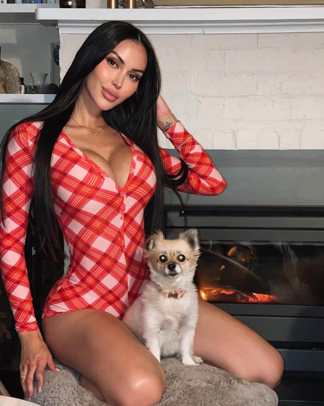 ANNELESE MILTONのインスタグラム：「Guys you MUST check out @FashionNova’s Cyber Monday sale!! It’s 50-90% off EVERY SINGLE THING. Go follow @FashionNova and shop before all the good stuff sells out ❤️www.FashionNova.com」
