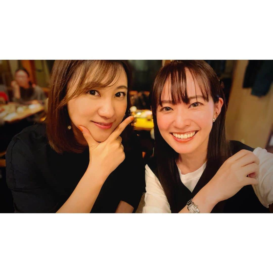 西島まどかさんのインスタグラム写真 - (西島まどかInstagram)「明るく飲む子と飲みました。 @maaaaaaaasa.kitamura   レトロなアプリで撮るよ〜と言った途端に 「じゃあ古いポーズしますね」と、こう。懐かしい！  金沢でキャリアを磨いた上に、そもそものスポ根気質と器用さが相まってシンプルに多才な人。絵が上手で羨ましいです。  そのスポーツ部育ちを感じる先輩扱いに、万年帰宅部の私はヘラヘラするばかりです…  #酒場#お刺身#豆アジ #北村まあさ」11月29日 7時28分 - nishijima_madoka