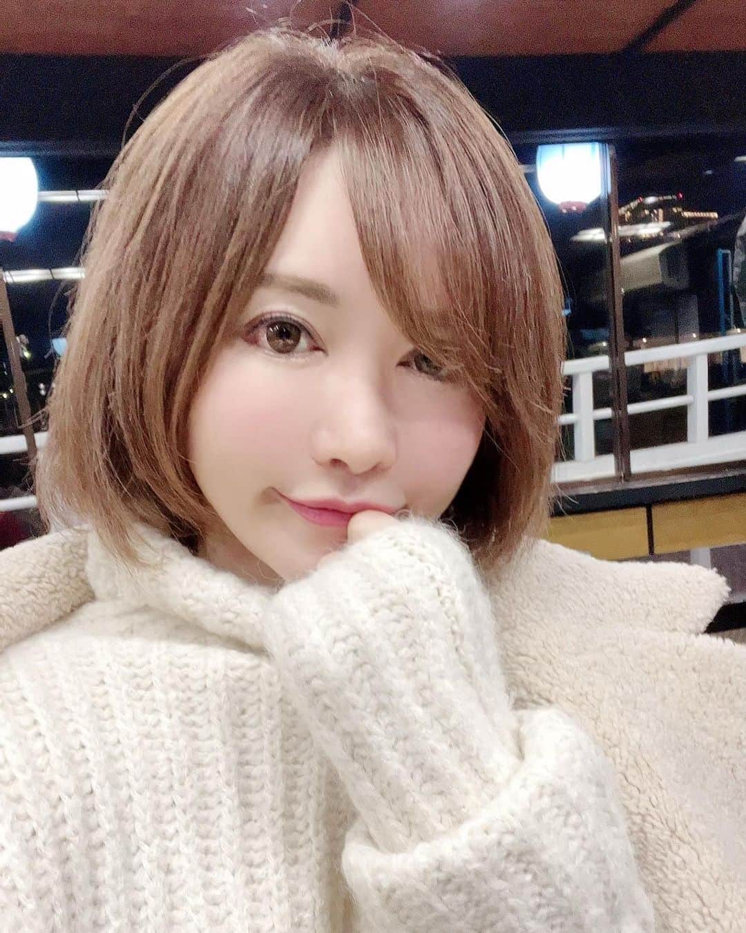 里美ゆりあのインスタグラム：「暖か白ニット💓  #ニット #knit  #winter  #冬 #里美ゆりあ」