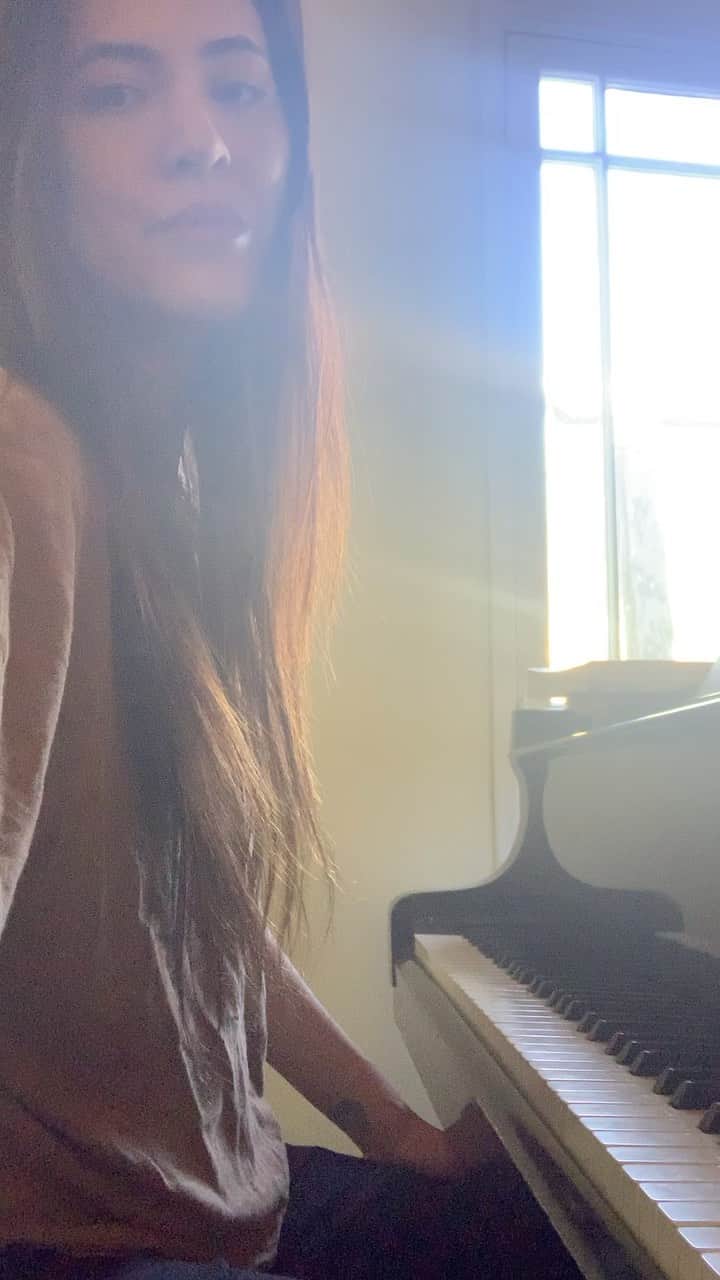 プリシラ・アーンのインスタグラム：「“No One Is Alone” ~ Stephen Sondheim   I’m a bit shy to post this.  I’m such an amateur when it comes to singing musical theater and my piano playing is a bit ploddy AND it was early morning when I recorded this so my voice is a little rough AND I messed up my absolute favorite ending chord. But oh well.  Here it is… ❤️ 🌈   #ripstephensondheim」