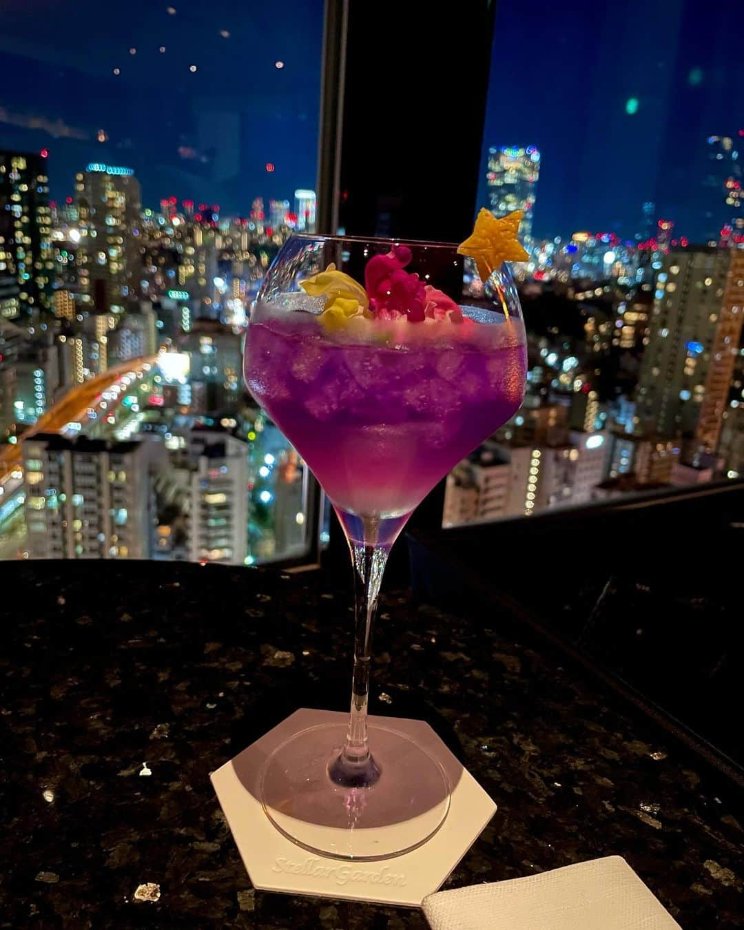 エリカ・セイラさんのインスタグラム写真 - (エリカ・セイラInstagram)「Pretty mocktails and Tokyo city lights🗼⭐️ @princeparktowertokyo   #インフルエンサー #モデル #港区グルメ #港区女子 #ハーフ #eurasian #wasian #東京グルメ #ブランドバッグ #東京タワー #夜景 #夜景スポット #🗼 #プリンスパークタワー東京 #スカイラウンジ #Tokyo #cityview #citylights #ホテルラウンジ #ステラガーデン #東京バー #marciano #myguess #gucci #guccibag #グッチ #cocktails #nightout #nightview  #theprinceparktowertokyo」11月29日 8時35分 - erica_sarah_