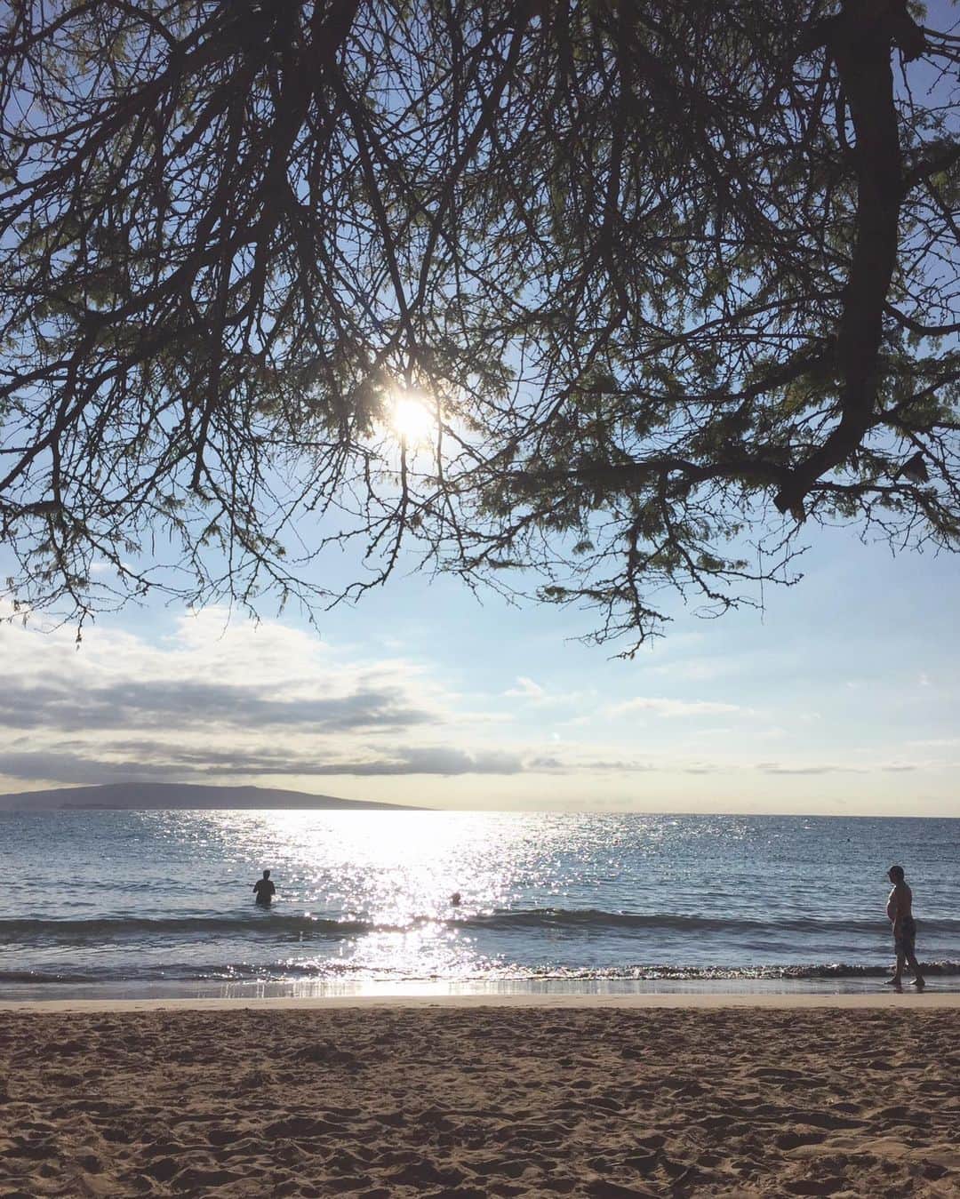 松尾翠さんのインスタグラム写真 - (松尾翠Instagram)「モガディシュにある海が いつか、世界に誇る美しいビーチになって ここで、現地のソマリ人たちも 世界中からきたツーリストたちも リラックスして思い思いの時間を過ごす✨✨  そんな未来がきたらいいな。 って思うたびに、 涙が溢れそうになる。  今現在も解決の糸口が見つからず ずっと続いている紛争や むりやりテロリストにさせられるような世界からは 途方もなく感じるから。  長く時間がかかるかもしれないから。  だから。  過程で力尽きないように  希望の灯が消えないように  言葉のバトンを渡すように  本を届けたいと思うのです。  言葉がきっと 心に光を灯してくれることを信じたい。  アフリカの東側にある ソマリアのモガディシュの刑務所にいる 若者たちに 色んな本と図書館をまるごと届けたいと思ってます📚✨✨  いま、 一緒に本を届けてくれる仲間を探す旅として クラウドファンディングをはじめています☺️  生まれた場所が違うだけで その場にいるのは自分だったかもしれない 大好きな人をテロ組織に連れて行かれたかもしれない。 そんなの、本当につらい。  現地で奮闘してくれている 永井陽右くんが @accept_international   「よく大人は、 私なんかに出来ることは微力だけど…というけど、 言わせてもらいますけど、 全然まったくそんなことない！ その場で思ってくれること、 支援をしてくれたり 伝えてくれたり、日本で出来ることをしてくれることは、 思ってる以上に全然微力じゃないんすよ。」  みたいなことをイベントで あつく言ってくれていた！  わたしもつい、微力だけど と言っちゃうのだけど。  そっか！ そう考えると 日本にいながら出来ることって まだ、まだ、盛り沢山あるな✨✨ とスイッチがまた入りました😆  なんというか。 カジュアルに 「ワールドピース✌️🌎」  そんな新しい時代の足音が聞こえる。 みんなでつくっていきたいです。  わたしは世界の本担当になりたい📚  世界中の人が貧富の差や環境にかかわらず 平等に 本や言葉に触れられるようにしたい✨  仲間になるよ！ 一肌ぬぐよ！ とご支援くださる方は ぜひ支援メッセージや コメントやDMで一報ください💓  ありがとうを直接お伝えしたいし センスオブワンダーも使って下さる方でしたら その時に何かお礼をしたい気持ちです💓  私のすきなお菓子などが入ってるかも？🤣♡え、いらない？  まずは、サイトを読んでみてもらえたら すごくうれしいです📚  クラウドファンディングのリンクは @midori.matsuo_official  トップページの プロフィールリンク もしくは ストーリー保存の中の「ソマリア図書館」から入れます☺️  色んな返礼品があって 楽しく選んでいただけたら嬉しいです！ 花束茶と、ピースな読み聞かせ＆こどもむけワークショップなどもあるよー😆！ やるよー！おくるよー！💐  @wds.world  @senseofwonder_kyoto  @takahashiayumu   #ソマリアに夢の図書館を  #カジュアルに #worldpeace  #本からつながるワールドピース」11月29日 8時39分 - midori.matsuo_official