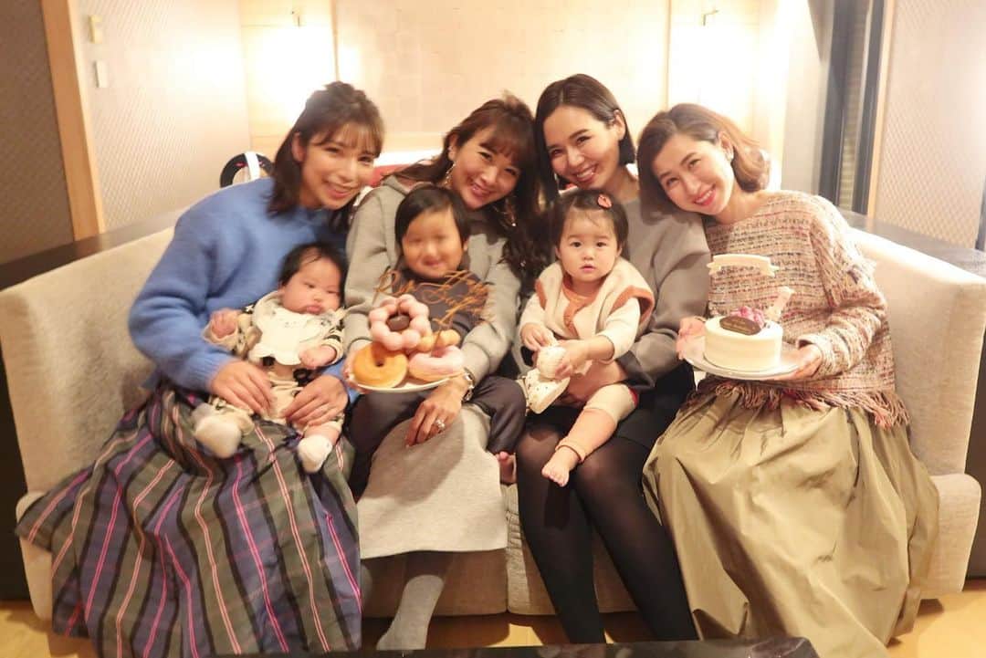 Mai Wakimizuのインスタグラム：「週末は恒例のメンバーでお泊まり会♡rinちゃんが今月1歳のお誕生日を迎えたので皆でお祝いしました＼(^o^)／息子と4ヶ月違いのrinちゃん。いつも息子の破天荒行動にお付き合いしてくれてるけど、もう少し大きくなったらきっと息子がこき使われてるんだろうな。笑 このお泊まり会のおかげで主人のいない子連れ旅行にも慣れたし、息子の人見知りも少しずつ無くなって来た♡(普段19時に寝る息子が、楽しかったのか今回23時まで寝なかった。笑)そしてこのメンバーで居ると食欲が5倍増しになる。笑 愛おしい人達だ♡ #happybirthday#1歳男の子#1歳4ヶ月#男の子ママ」
