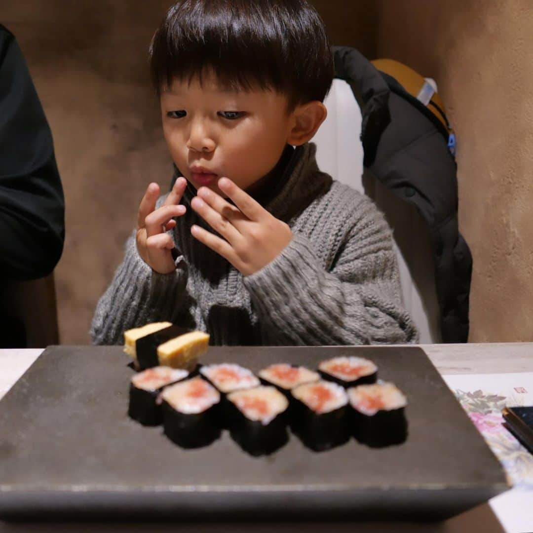 中川珠里さんのインスタグラム写真 - (中川珠里Instagram)「.  週末、久しぶりのホコ天❕  ママのお仕事にお付き合い頂いたので お寿司を食べて帰りました🍣」11月29日 9時35分 - juri1104