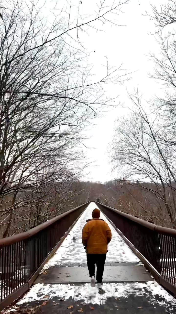 Cubby Grahamのインスタグラム：「Celebrated the first snow of the season with a peaceful walk around the @hudsonvalleycabin neighborhood. 🌲☃️🌲  ⠀ ⠀ ⠀ ⠀ ⠀  #hudsonvalleycabin #upstateofmind #upstatenewyork #hudsonvalley #wallkillvalleyrailtrail #firstsnowfall #railtrail #letitsnowletitsnowletitsnow #sleepingatlast」