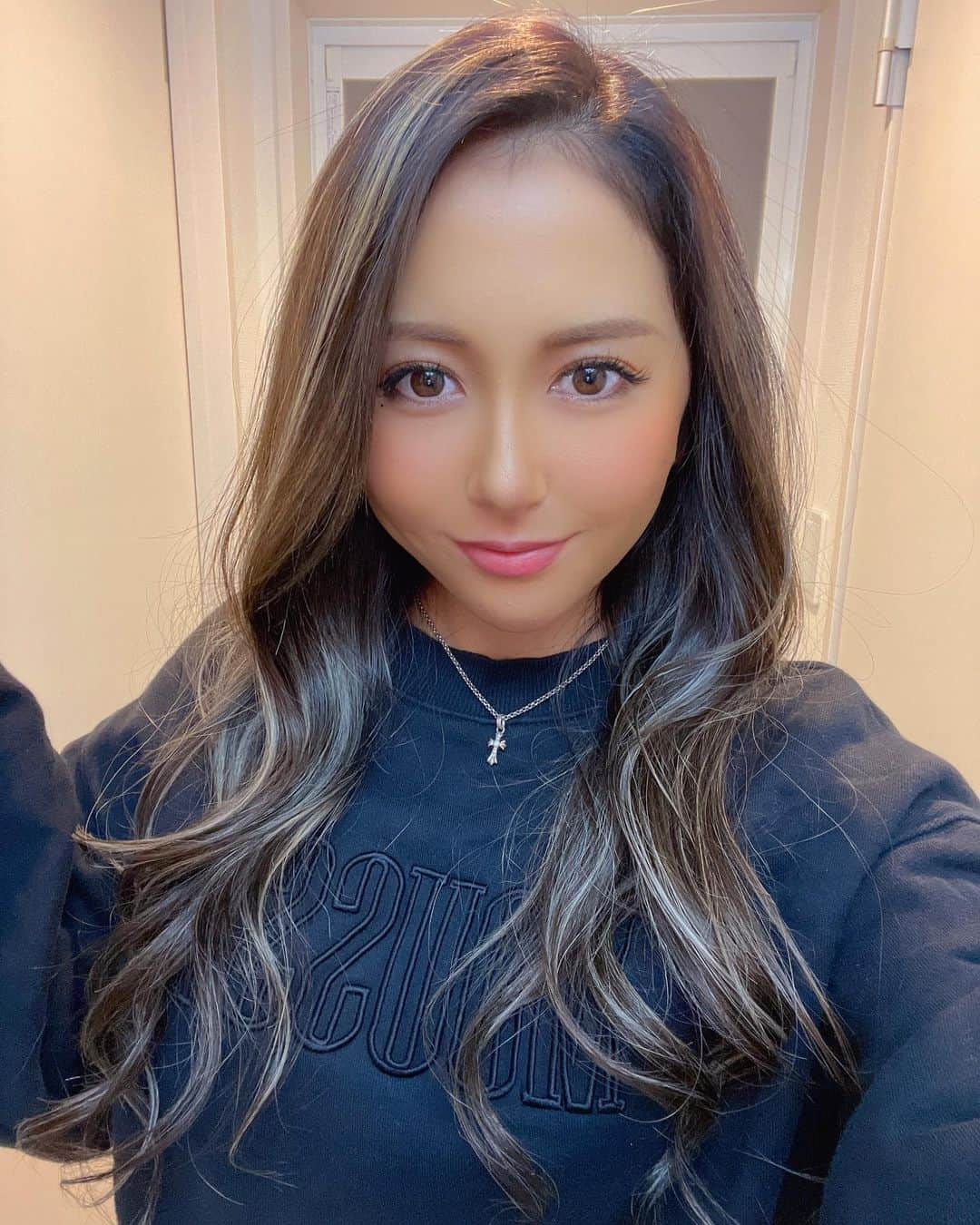 YamanoShiori のインスタグラム：「髪の毛染めてきました💇🏻‍♀️🖤 #美容院帰りはまっすぐ家帰りたくないタイプです」