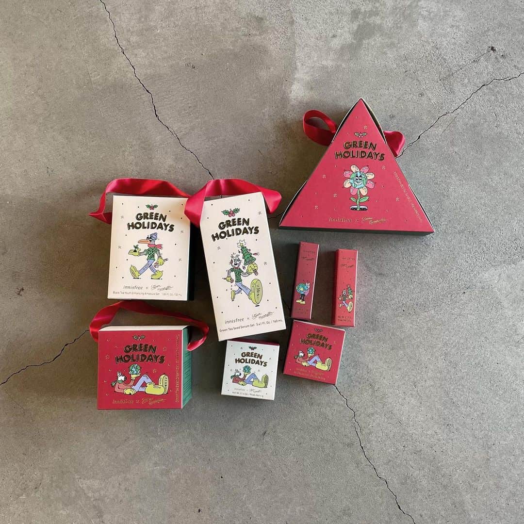 木村なつみのインスタグラム：「イニスフリーのグリーンホリデー限定コレクションたち🎁🎄 届いた瞬間の高揚感が忘れられない、ギフトとしてそのまま渡せるパッケージ、素敵❤ 特にお気に入りのグリーンティーシードセラムN◎とろっとろで肌に密着する大好きな美容液  #innifriends  #innisfreejapan #イニスフリー #GreenHolidays2021  #innisfreexstevenharrington #pr」