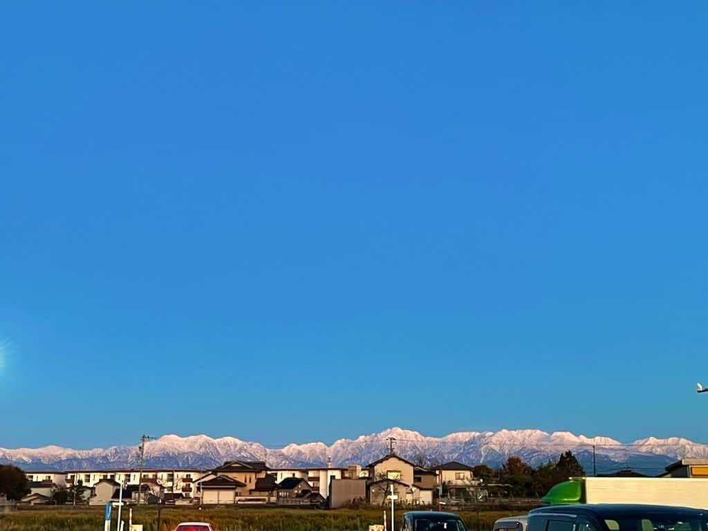 南條早紀のインスタグラム：「【富山の晴れの日☀️】  月曜日、お疲れさまです☺️ みなさん、見ました？ きょうの立山連峰。 とっても綺麗でした！！  澄んだ青空に、雪の面積が増えて 白く迫力を増した立山連峰がどん！  富山市内を車でちょろちょろと 行動していたので運転しながら いろんな角度から見ました☺️  でも、写真はあまり撮影できる機会がなくて 唯一撮った写真がこちら💁‍♀️  撮影スポットではないけれど、 買い物して外に出たらこの眺め！ 富山県民で良かったなぁと感じた眺めでした🏔  日本海側ってどんより曇り空なことが多いし 富山に住んでいても立山連峰が見えること 少ないからこそ、気持ちのいい青空と くっきり綺麗な立山連峰が見られると ご褒美感があるよなぁと思います🥰  ということで、良い眺めをおすそ分けでした😆❤️  #富山県 #富山市 #富山 #立山連峰 #美しい #美しい景色 #立山 #山 #青空 #青空フォト #空 #空スタグラム  #富山観光 #富山旅行 #日常 #日常の記録  #富山の風景 #富山のここが好き #北陸 #japan #toyama #toyamaprefecture #mountains #tateyama #hokuriku  #富山テレビ #アナウンサー #南條早紀 #なんじょうのにちじょう #🏔」