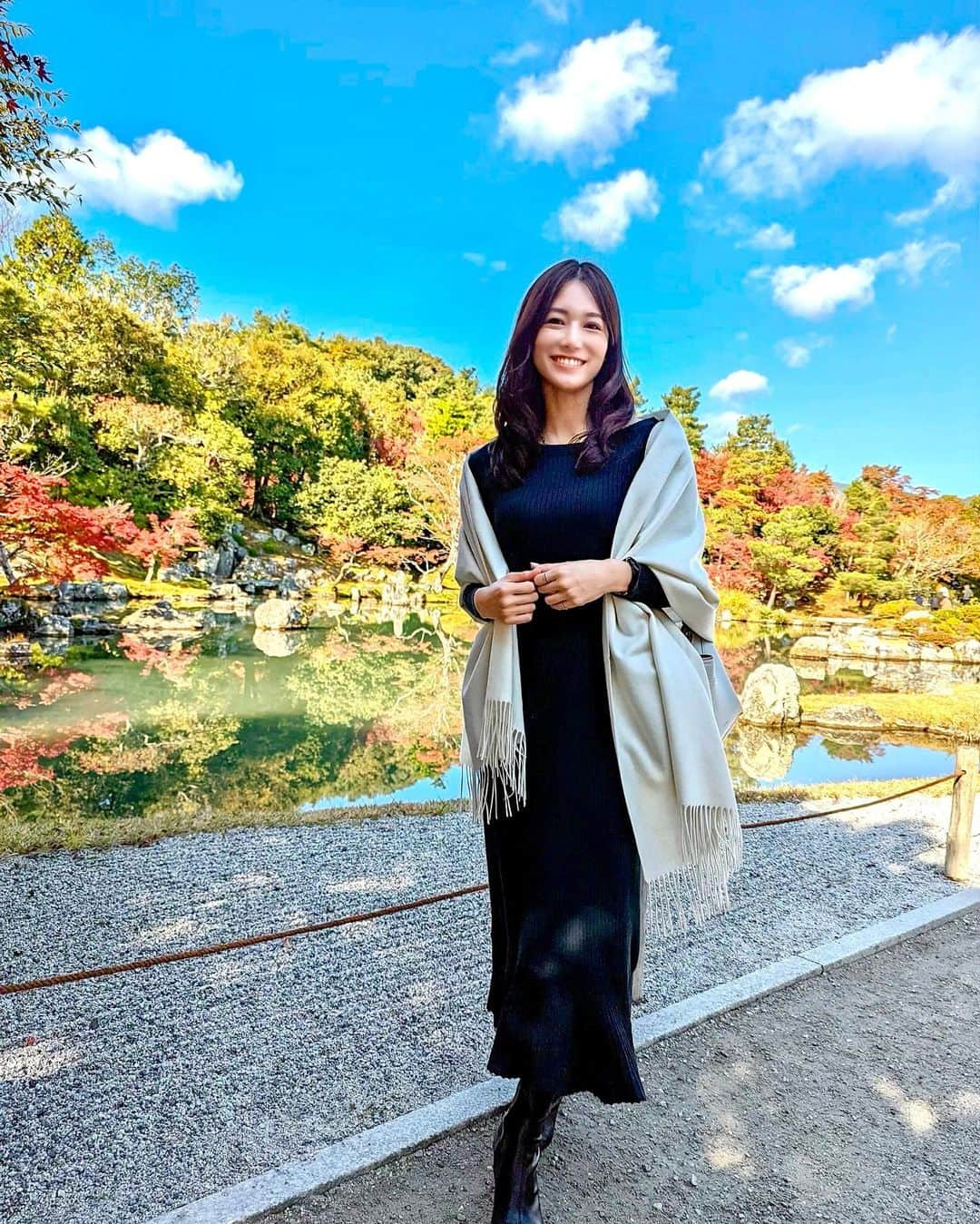 石井里奈さんのインスタグラム写真 - (石井里奈Instagram)「こんばんは🧡 . 今夜は京都編✨嵐山の天龍寺へ🍁 日本最初の史跡・特別名勝に指定された「曹源池庭園」💛 紅葉が池に映ってまた綺麗✨ . そんな紅葉とマッチするようにお気に入りの秋色コーデで🍁 . 今回届いたばかりの @leverrier___official の内モンゴルカシミヤストールを初卸ろし💛試験鑑定済みのカシミヤ100%使用(カシミヤの中では最も良質な産地)！👏 . とにかく触ればわかる高品質さ🥺イギリス式を採用されていて、薄くてとっても温かいの！！ 正直いうとこの品質のストールなら3倍くらいのお値段でもいいな！と思えるくらいよかった❣️ . 上質なウールコートと合わせてもより品があって🙆‍♀️タイトめのニットワンピにはショールとして使ってもオシャレだよ💕 前にストールの巻き方教えてほしいと声があったので動画もつけとくね🙆‍♀️ . ボックスで届くのでギフトにもぜひ🎁❤️ . #leverrier #カシミヤストール #ストールコーデ #ストール #pr #りなまるコーデ #秋服コーデ #秋服 #秋コーデ #コーディネート #ウールコート #カシミア #防寒 #秋カラー #ショール #京都 #京都旅行 #紅葉 #kyoto #天龍寺 #京都観光 #コートコーデ #コート #マフラー #マフラー女子 #マフラー巻き方 #ストールアレンジ #上質 #大人女子 #大人女子コーデ」11月29日 20時07分 - ri7tin1025