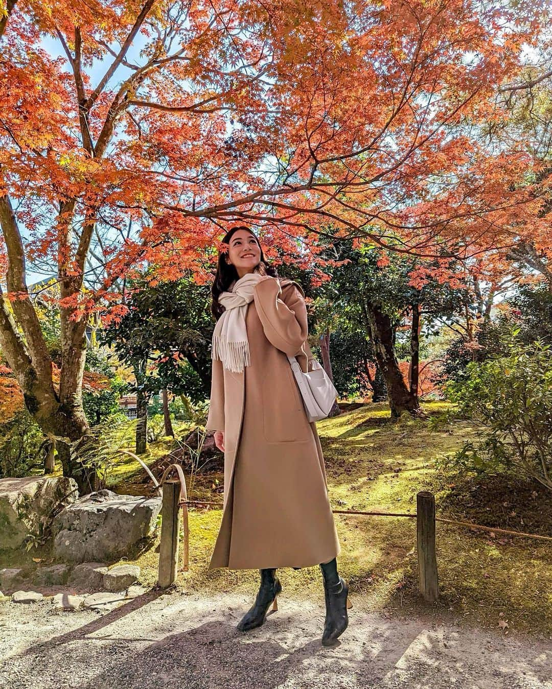 石井里奈さんのインスタグラム写真 - (石井里奈Instagram)「こんばんは🧡 . 今夜は京都編✨嵐山の天龍寺へ🍁 日本最初の史跡・特別名勝に指定された「曹源池庭園」💛 紅葉が池に映ってまた綺麗✨ . そんな紅葉とマッチするようにお気に入りの秋色コーデで🍁 . 今回届いたばかりの @leverrier___official の内モンゴルカシミヤストールを初卸ろし💛試験鑑定済みのカシミヤ100%使用(カシミヤの中では最も良質な産地)！👏 . とにかく触ればわかる高品質さ🥺イギリス式を採用されていて、薄くてとっても温かいの！！ 正直いうとこの品質のストールなら3倍くらいのお値段でもいいな！と思えるくらいよかった❣️ . 上質なウールコートと合わせてもより品があって🙆‍♀️タイトめのニットワンピにはショールとして使ってもオシャレだよ💕 前にストールの巻き方教えてほしいと声があったので動画もつけとくね🙆‍♀️ . ボックスで届くのでギフトにもぜひ🎁❤️ . #leverrier #カシミヤストール #ストールコーデ #ストール #pr #りなまるコーデ #秋服コーデ #秋服 #秋コーデ #コーディネート #ウールコート #カシミア #防寒 #秋カラー #ショール #京都 #京都旅行 #紅葉 #kyoto #天龍寺 #京都観光 #コートコーデ #コート #マフラー #マフラー女子 #マフラー巻き方 #ストールアレンジ #上質 #大人女子 #大人女子コーデ」11月29日 20時07分 - ri7tin1025