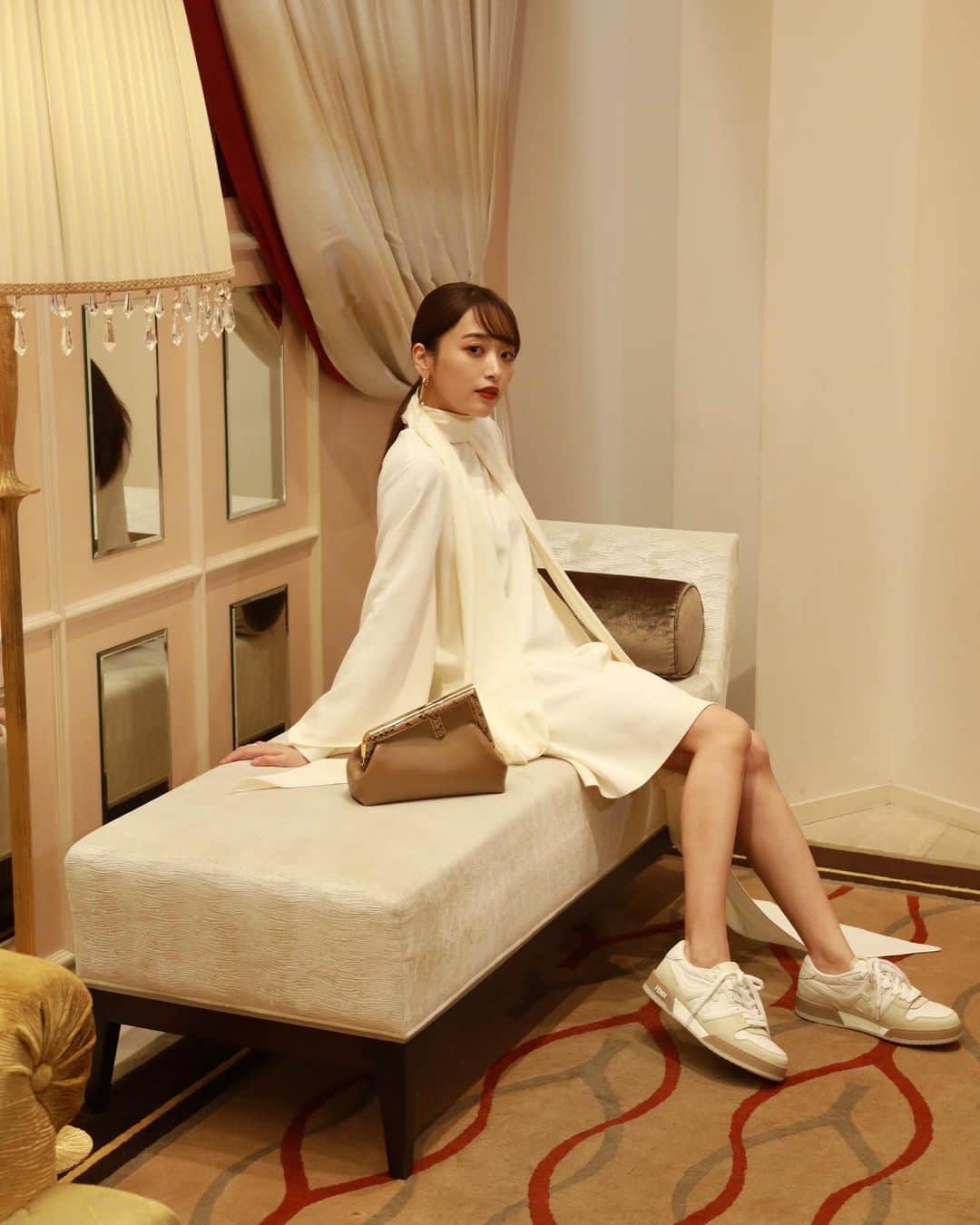 近藤千尋のインスタグラム：「#FendiMatch #fendi @fendi 🤍🤍🤍 撮影してもらいました📸 ドレッシーなワンピに スニーカー合わせがタイプ過ぎる。。😍👟  今日もお疲れ様でした✨☺️ お仕事でたくさん食べた日❣️ まだ月曜日！笑 1週間頑張りましょう😘😘😘😘」
