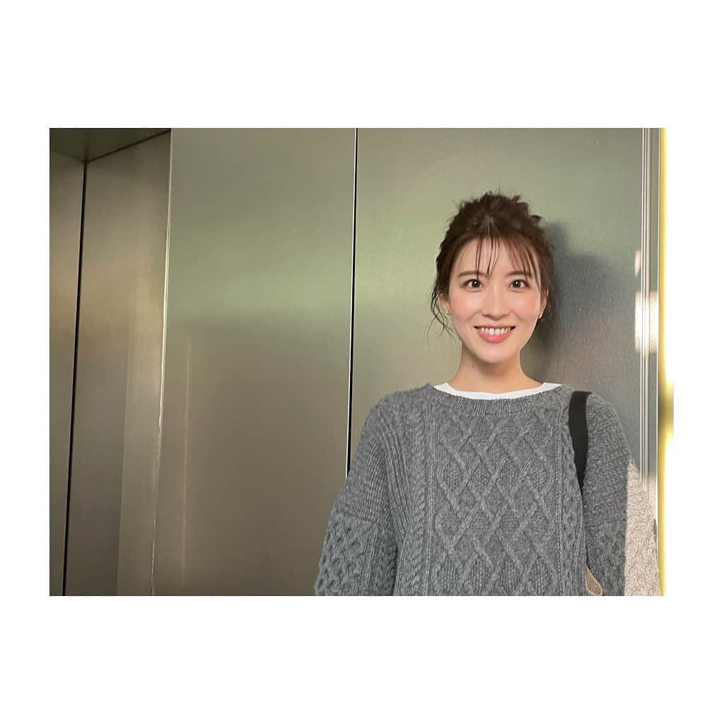 郡司恭子さんのインスタグラム写真 - (郡司恭子Instagram)「* おだんごの日🍡 厚手のセーターでぬくぬくです☺️💭  #おだんごヘア #おだんごアレンジ  #レイヤード #レイヤードコーデ  #日本テレビアナウンサー #郡司恭子」11月29日 20時18分 - kyoko_gunji