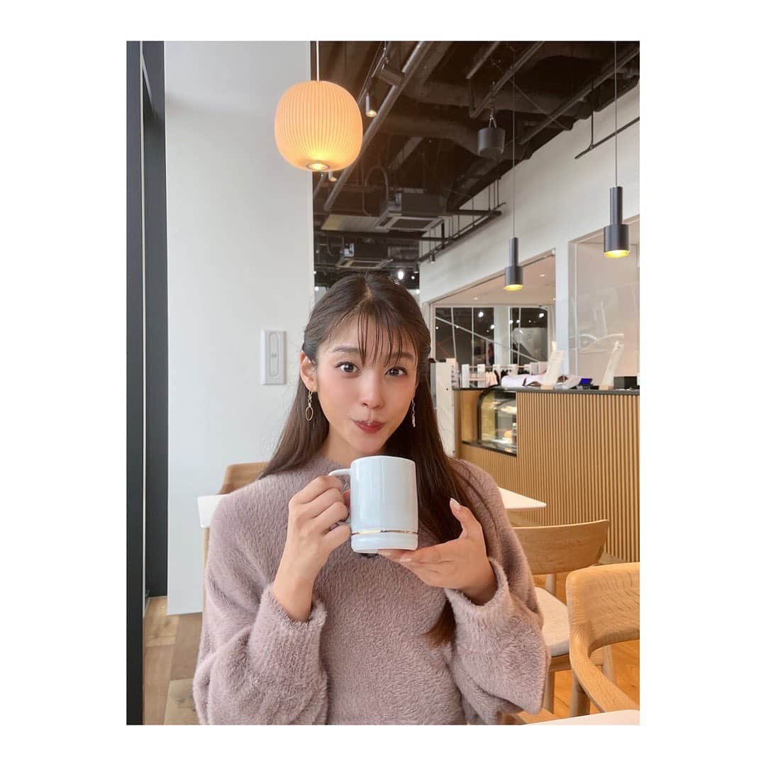 岡副麻希さんのインスタグラム写真 - (岡副麻希Instagram)「. 【#スーパーGTプラス】 ポルシェエクスペリエンスセンターのカフェにて 人生初のカプチーノ🍼👧🏽 ⁡ スーパーGTと文字を描いて下さって感動しました🥺💖プ、の小さい○まですごい🥺 ⁡ そしてずっとやってみたかった口の周りにあわあわをつけるのもできて？大満足😇☁️☁️☁️笑 ⁡ ⁡ 昨日一昨日行われたスーパーGT最終戦の模様は 来週たっぷりとお届けします！！ ⁡ ⁡ #カプチーノ #ポルシェエクスペリエンスセンター東京 #supergt#スーパーGT ⁡」11月29日 20時38分 - maki_okazoe_official