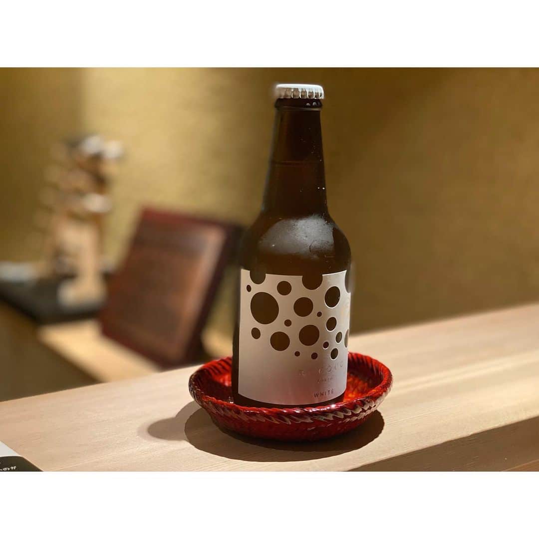 秋本祐希のインスタグラム：「Beer✨ 上品なお味のROCOCO @rococotokyo  日本初のラグジュアリービール フルーティですっきりしたテイスト お店で見つけると 必ずと言っていいぐらい オーダーしてる☺︎ うーーん、美味しい❤︎ #rococo #beer #japanesebeer #luxurybeer デザインも可愛くて 最初はジャケ買いのように ジャケ飲み(?)したのです☺︎」