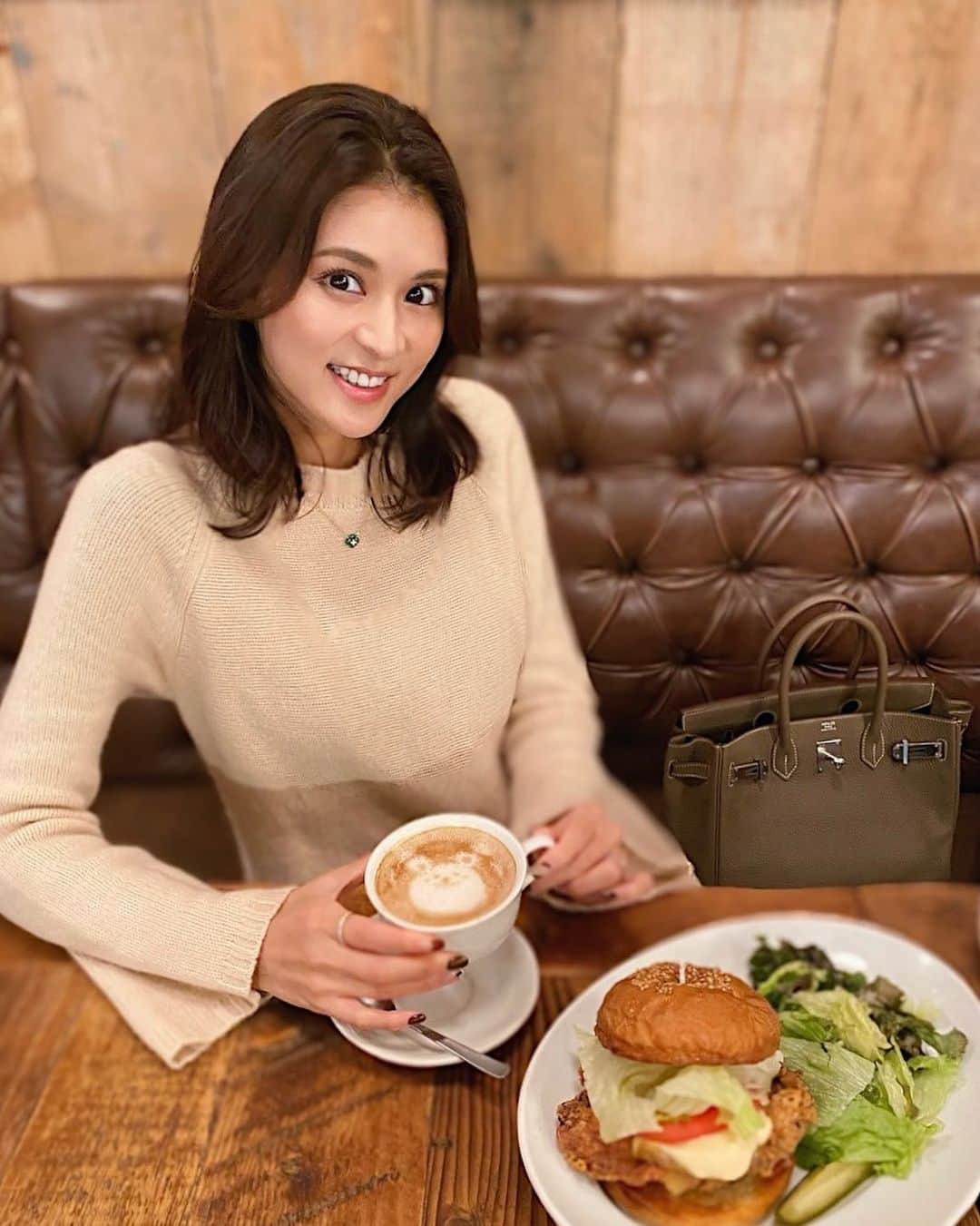 東野佑美さんのインスタグラム写真 - (東野佑美Instagram)「☕️🐻💭 ふらっと入ったカフェでソイラテ頼んだら 可愛いクマさん付いてきたので思わず📷🤎」11月29日 20時50分 - yumi.higashino