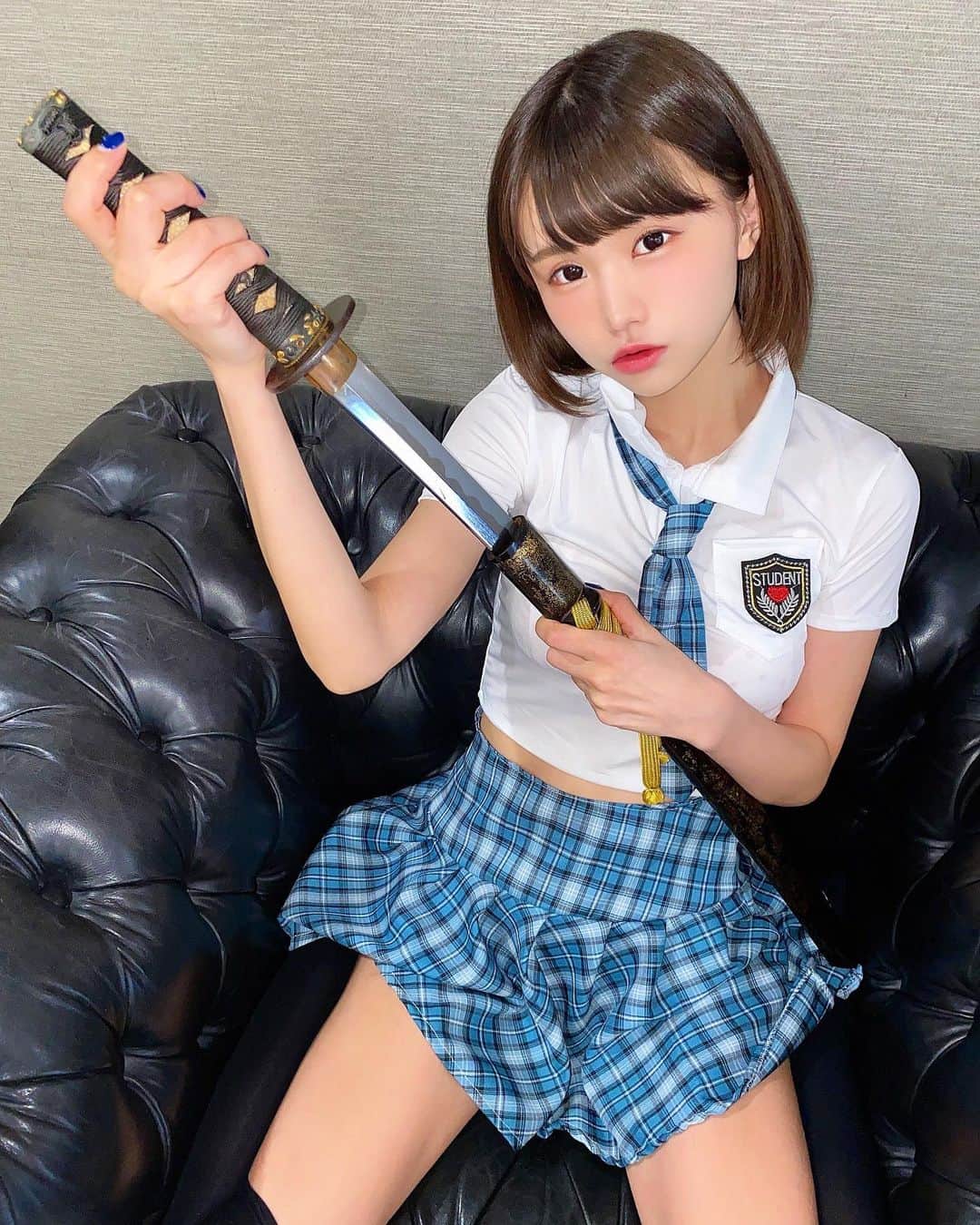 みもれもんさんのインスタグラム写真 - (みもれもんInstagram)「Hello~! I took a picture with a Japanese sword!  Can I chop it up？！lol💘 ・ ・ こんにちは〜🍋✌️ 日本刀と写真を撮ってみたょ〜📷 ぇ〜と〜。切り刻んでもいいですか〜∩^ω^∩？💘 月曜日、がんばろーね＼(^^)／✨ ・ ・  #Mimolemon #Japanesegirl #japan #asiangirl #otaku #黒髪 #ボブ #日本女孩 #日本刀」11月29日 11時59分 - mimore_mon0929