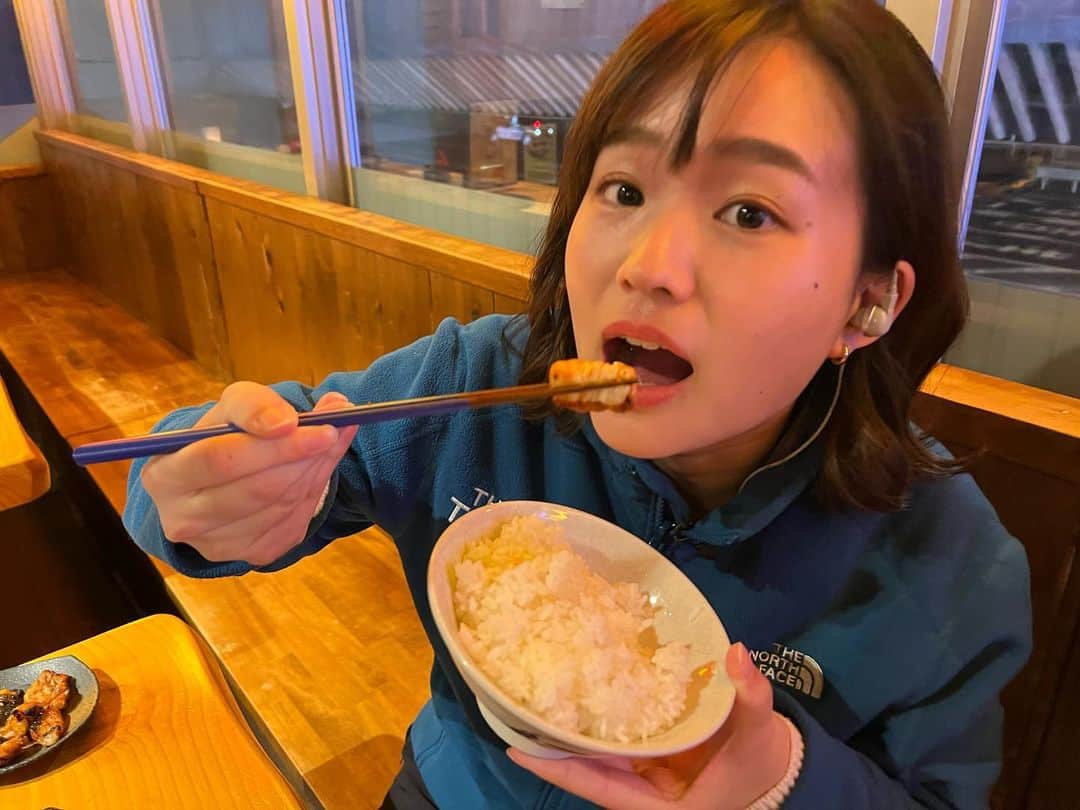 のインスタグラム：「朝ホルモン×白米　幸😊 #朝5時の美味time   今朝は東京・上野駅前のホルモン本舗　炎からお伝えしました！  24時間営業の焼肉屋さんで、店先で炭を焼いているので入店してすぐ七輪焼肉が楽しめます！  おすすめはホルモン3種盛り！ 上ホルモン、ギャラ、レバーが新鮮で旨味たっぷり！ ライスを食べる手も止まりません🍚 牛タン、カルビも絶品！ 牛一頭買いでリーズナブルに美味しく食べられるんだそうです！  七輪でジュージュー焼いた熱々のホルモンを頬張って身体も温かくなりました😊今朝のように寒い日にぴったり🍃  #thetime_tbs #ホルモン #焼肉 #上野グルメ #24時間営業 #ホルモン #カルビ #タン #tbs #tbsアナウンサー  #篠原梨菜」