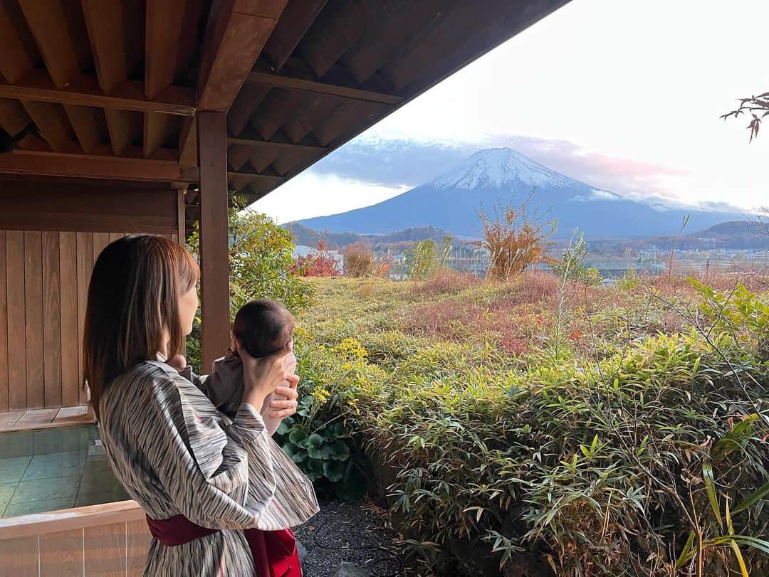 野田彩加のインスタグラム：「娘は初めての富士山🗻 とっても綺麗でした🗻✨✨✨  #家族旅行 #初旅行 #温泉旅行 #赤ちゃんのいる生活  #富士山　#mtfuji」