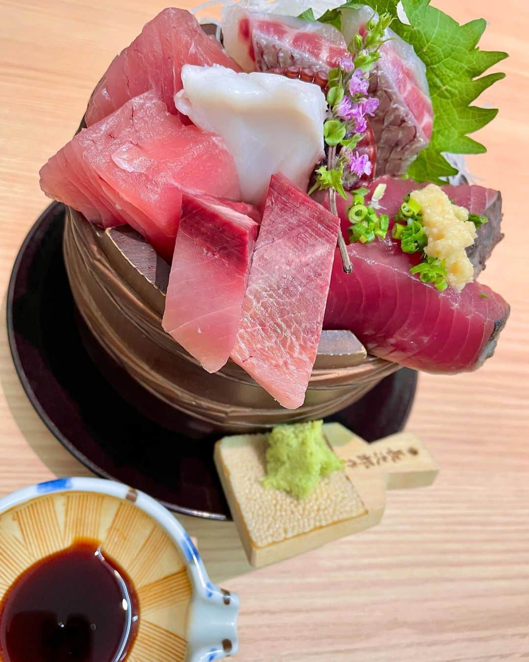 吉山りささんのインスタグラム写真 - (吉山りさInstagram)「🐟 お刺身厚盛り😍💕  🦈この鮫皮のおろし器ね 神楽坂のお寿司屋さんで使ってから めっちゃ狙ってたやつ😎  本当に鮫肌なんだよね〜☺️   #ご飯  #お刺身  #生魚  #生肉生魚 大好き💕 #鮮魚 #ワサビ  #わさび  #長次郎  #鮫皮おろし  #鮫肌 にはなりたくない #🦈 #shark  九州の #刺身醤油 大好き💋  #おなかいっぱい  #鯛  #japanesefood  #日本のグルメ  #和食  #Japan   #吉山りさ #モデル #フリーモデル」11月29日 12時32分 - oreorerisa