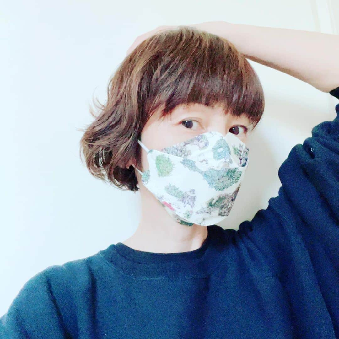 渡辺満里奈さんのインスタグラム写真 - (渡辺満里奈Instagram)「. お誕生日プレゼント✨ ヒグチユウコさんのマスク。 きゃわいい♥️♥️  ★ #ボリス雑貨店  #眉毛くらい描けばよかったかな #まいいか」11月29日 13時11分 - funnyfacefunny