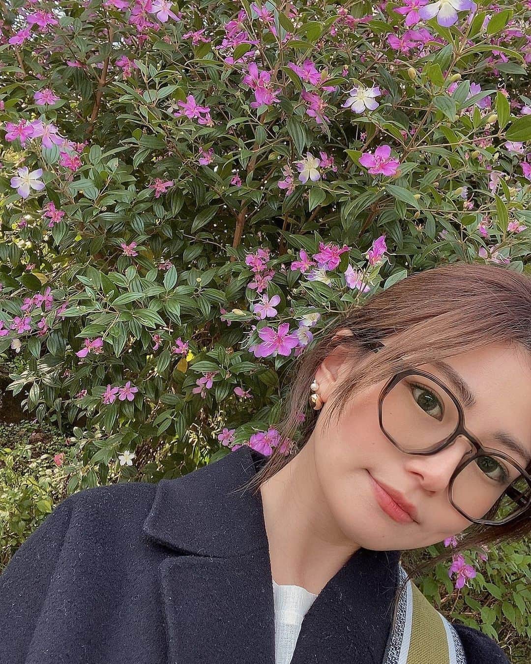 manaのインスタグラム：「🤎 メガネ新調しました🌸✌🏻ˎˊ˗ #コートコロコロしよ?  #メガネ女子 #メガネコーデ #おでかけ #熱海旅行 #伊豆旅行」