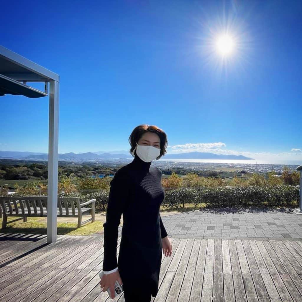 川原亜矢子のインスタグラム：「Go west 2✨ #sunrise #view #shizuoka #japan #駿河沼津sa #駿河湾 #静岡#絶景 #海鮮丼 #赤福」
