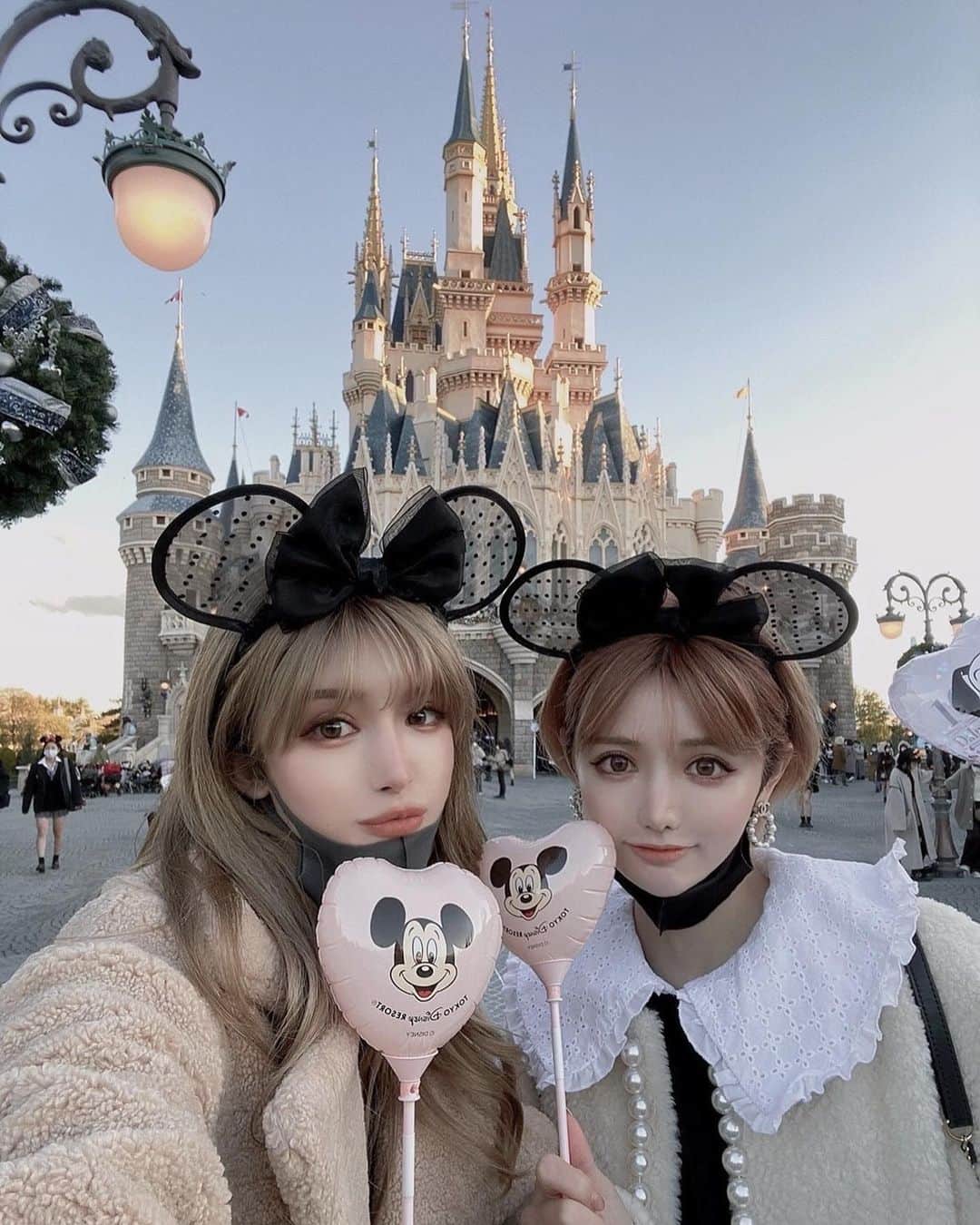 小原優花のインスタグラム：「𝐃𝐢𝐬𝐧𝐞𝐲 𝐋𝐚𝐧𝐝🎈🏰 しずかちゃん《 @mutoshizuka0204 》と息子さんに便乗して一緒にランド行かせて頂きました❤️🦖  小さい頃から遊んでいたしずかちゃんの息子さんはいつの間にかジェットコースターに乗れる身長に！！😭💓 大人しく乗っていて、多分私の方がびびってました🙏🏻😔笑  諦めかけていた美女と野獣のスタンバイパスも夕方くらいに奇跡的に取れて、初めて乗れたよ🫖🥳💗💗 ベルちゃんが好きなので可愛くて幸せでした🌹🥺 あと推しのマリーちゃんにも会えた🐈🎀  小さいお子さんとディズニーに行くと、今まで気にしてなかったアトラクションに乗れたり、リアクション可愛くて楽しさ倍増でした👦🏻💖💖 頭に何つけるか選んでたら大きいベイマックスにしてたの本当好き♡🥰w  しずかちゃん本当にありがとうございました🙇‍♀️💓💓  #disney #disneyland #tokyodisneyland #ディズニーランド」