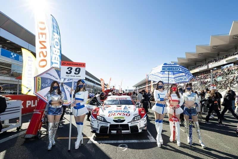 太田麻美さんのインスタグラム写真 - (太田麻美Instagram)「SUPER GT2021が終了しました✨ 39号車は、最終戦4位でフィニッシュ🏁 最後まで粘り強く攻めたレースはカッコよくて素晴らしかったです✨ 最後にチームの皆様からお言葉と、サプライズで素敵な花束をいただきました💐 温かくてアットホームで名門チームのTGR TEAM SARDで今シーズンも活動させていただき本当に幸せでした✨ ファンの皆さん今シーズンも沢山の応援本当に有り難うございました💙❤️ これからもTGR TEAM  SARDの応援を宜しくお願いします☺️  #supergt #racequeen #tgrteamsard #kobelco #kobelcogirls #supergt #スーパーgt #サード #コベルコガールズ #レースクイーン」11月29日 15時02分 - asami0523