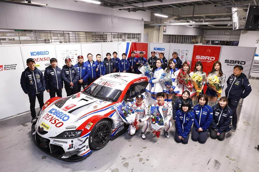 太田麻美のインスタグラム：「SUPER GT2021が終了しました✨ 39号車は、最終戦4位でフィニッシュ🏁 最後まで粘り強く攻めたレースはカッコよくて素晴らしかったです✨ 最後にチームの皆様からお言葉と、サプライズで素敵な花束をいただきました💐 温かくてアットホームで名門チームのTGR TEAM SARDで今シーズンも活動させていただき本当に幸せでした✨ ファンの皆さん今シーズンも沢山の応援本当に有り難うございました💙❤️ これからもTGR TEAM  SARDの応援を宜しくお願いします☺️  #supergt #racequeen #tgrteamsard #kobelco #kobelcogirls #supergt #スーパーgt #サード #コベルコガールズ #レースクイーン」