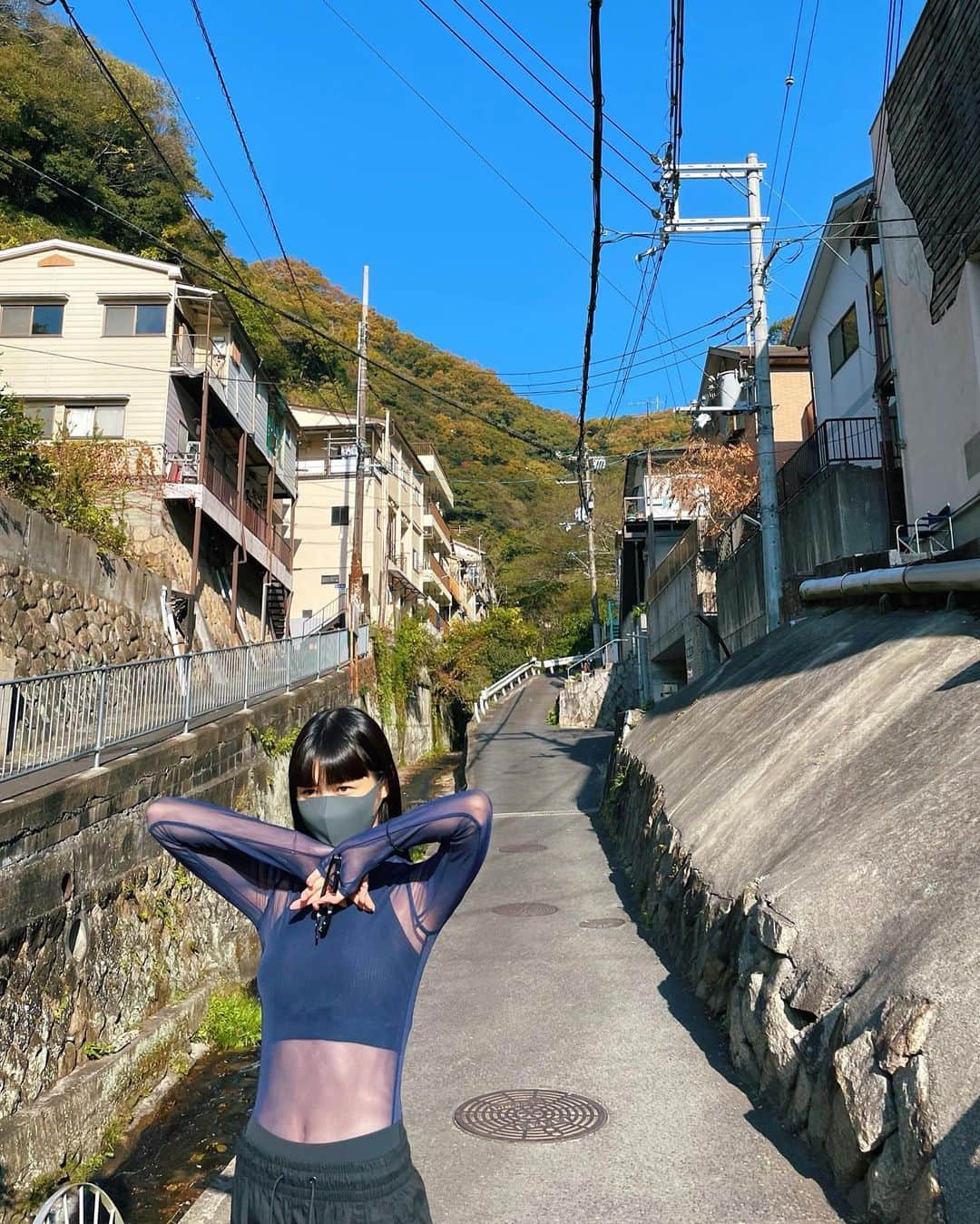 新井貴子のインスタグラム：「Workout day🗻🏃🏻‍♀️👨🏻‍🏫  体幹を鍛えて見えてきた正しい使い方。  私にとってのトレーニングは、鍛えるというより身体の機能を高めて使い方を追求するもの。  今回も新たな感覚を得て、自分の体重よりも重い負荷をクリアできた🏋🏻🔥  手足指先の末端まで意識っ。🙌🏻🦵🏻🧠」