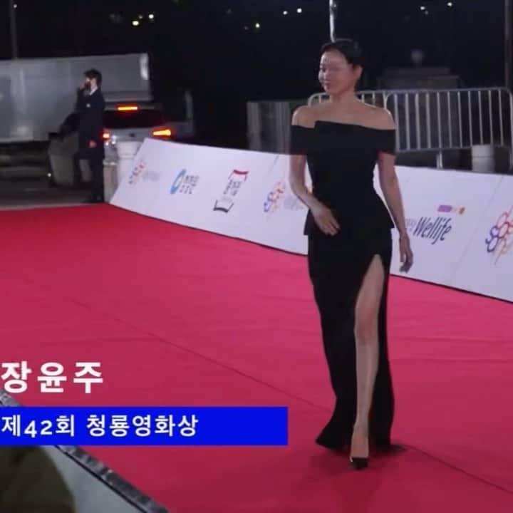 チャン・ユンジュのインスタグラム：「이번 청룡영화제에서의 드레스는 제가 소장하고 있는 옷들로 입어 보았어요. 🖤 상의는 @recto_official  하의는 @miumiu 제품이예요.   하고 싶은 말이 많았지만. 언젠가 기회가 되면… 😅 #실제로저는세자매의막내딸입니다 #조연상후보에오른것만으로도감사」