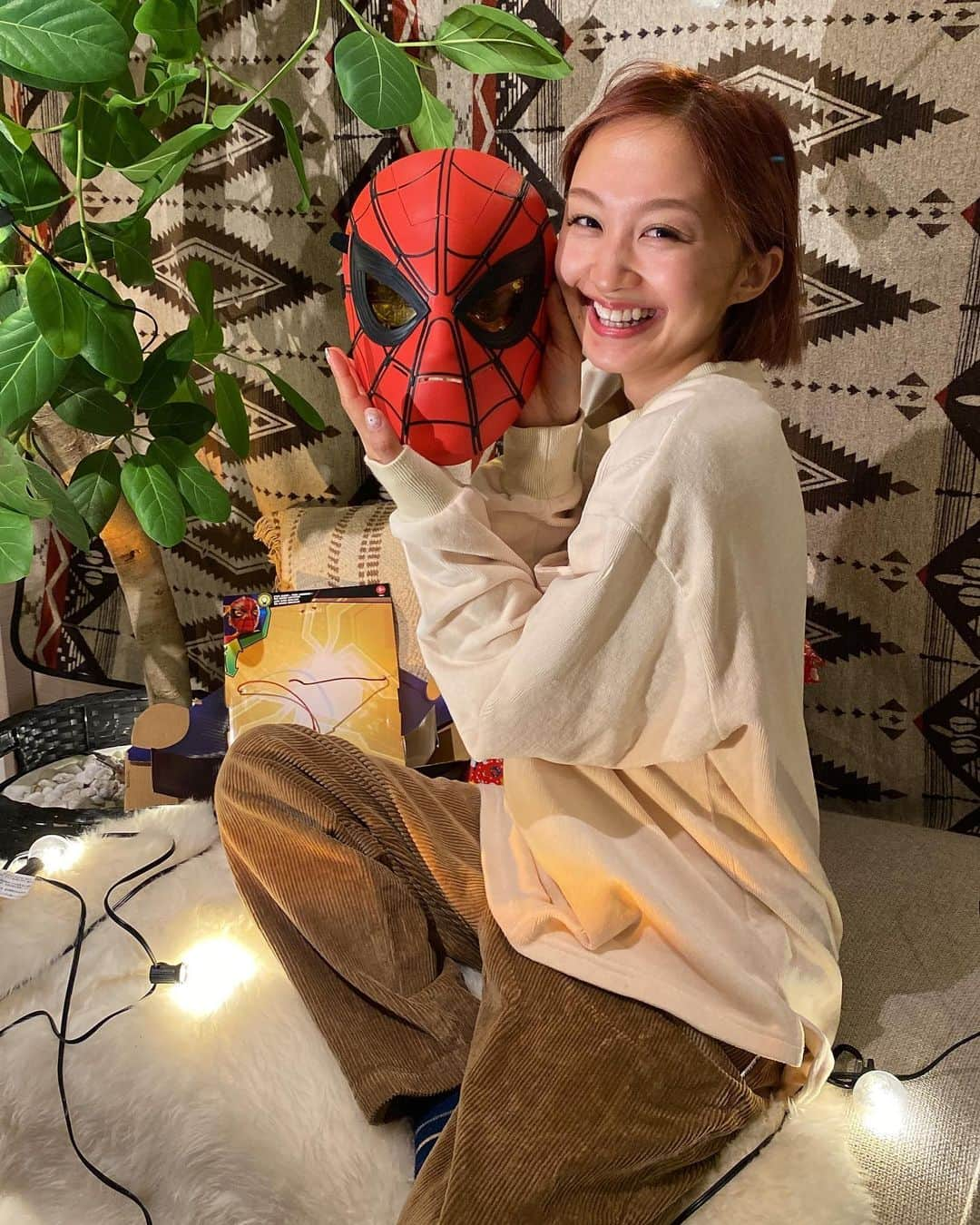 近藤あやさんのインスタグラム写真 - (近藤あやInstagram)「⠀ スパイダーマンから、 少し早いクリスマスプレゼントが 届いた〜😆🎄🎁 超嬉しい！！！！🎅✨😍  間も無く公開される、 スパイダーマン ノーウェイホーム版のマスク🕷🕸❤️  レバーを上下すると、 目の部分が点灯します⚡️👀  これ実は子供用なのだけど、 ギリ私でもつけれました！！😂✨ (一応、対象年齢5歳以上✌️)  3000円以内と、優しい価格なので お子様のプレゼントに、ぜひサンタさんに 頼んでみては？？🤫🎅❤️  スパイダーマンに気分で うっれしー😍😍❤️❤️❤️❤️  #スパイダーマン #マーベル #パスブロ  #マーベル好きと繋がりたい #クリスマス #クリスマスプレゼント #マーベルグッズ #spiderman @spiderman #spidermannowayhome #マーベルグッズ #PR」11月29日 21時13分 - doraemontoaya