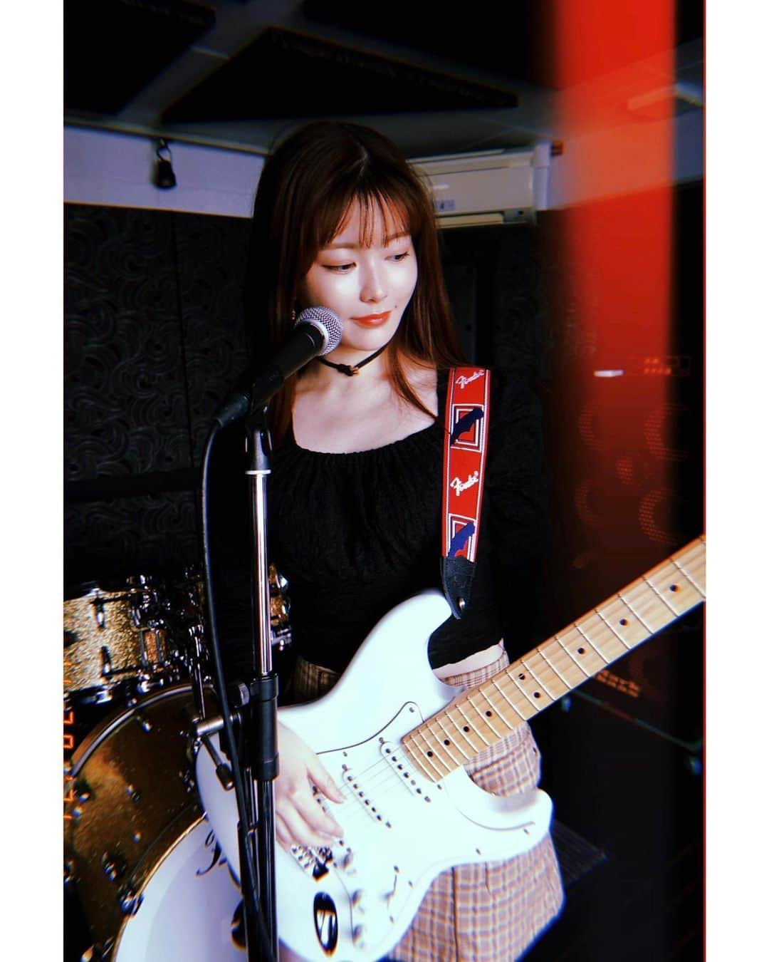 一城あやののインスタグラム：「Fender🎸 @fender_jp @fender  . . . . . . . . . . . . . . . #fender #fenderstratocaster #fenderjapan  #fenderguitars #fenderist #guitargirl  #guitarphotography #guitarplayer #guitargirls  #フェンダー #ギター #ギター女子 #ギター練習 #ギター練習中 #音楽好きな人と繋がりたい #音楽制作 #女子大生 #アーティストと繋がりたい #バンド #portraitphotography #film_jp #filmisnotdead #tokyocameraclub #写真好きな人と繋がりたい #ダレカニミセタイケシキ #ファインダー越しの私の世界 #フィルム部 #art_of_japan_ #フィルムカメラに恋してる #写真撮ってる人と繋がりたい」