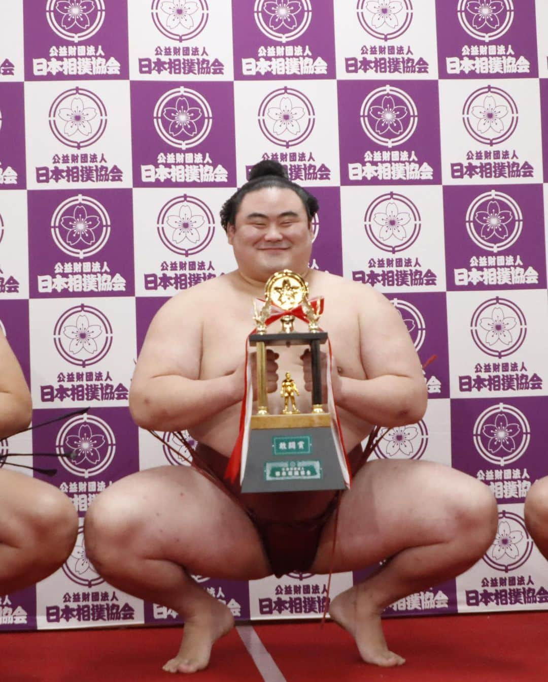 日本相撲協会さんのインスタグラム写真 - (日本相撲協会Instagram)「大相撲九州場所 千秋楽！ 前日、2場所連続6回目の優勝の照ノ富士が全勝で有終の美をかざりました！ 表彰の日仏友好杯は、ゴールドのビッグマカロンでした。 三賞は、敢闘賞は、阿炎、隆の勝、技能賞は、宇良。 十両優勝は、一山本でした。 15日間、ご声援ありがとうございました！  @sumokyokai  #大相撲 #sumo #相撲 #力士 #お相撲さん #japanphoto #sumowrestlers #japanculture  #十一月場所 #11月場所 #九州場所 #福岡 #照ノ富士 #阿炎、#隆の勝　#宇良　#一山本　#マカロン　#スイーツ　#巨大」11月29日 15時58分 - sumokyokai