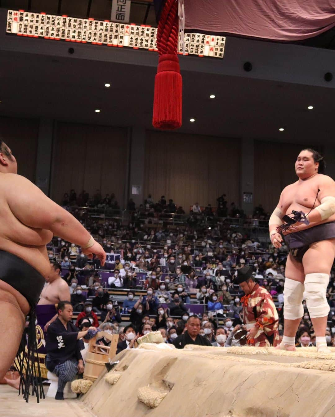 日本相撲協会さんのインスタグラム写真 - (日本相撲協会Instagram)「大相撲九州場所 千秋楽！ 前日、2場所連続6回目の優勝の照ノ富士が全勝で有終の美をかざりました！ 表彰の日仏友好杯は、ゴールドのビッグマカロンでした。 三賞は、敢闘賞は、阿炎、隆の勝、技能賞は、宇良。 十両優勝は、一山本でした。 15日間、ご声援ありがとうございました！  @sumokyokai  #大相撲 #sumo #相撲 #力士 #お相撲さん #japanphoto #sumowrestlers #japanculture  #十一月場所 #11月場所 #九州場所 #福岡 #照ノ富士 #阿炎、#隆の勝　#宇良　#一山本　#マカロン　#スイーツ　#巨大」11月29日 15時58分 - sumokyokai