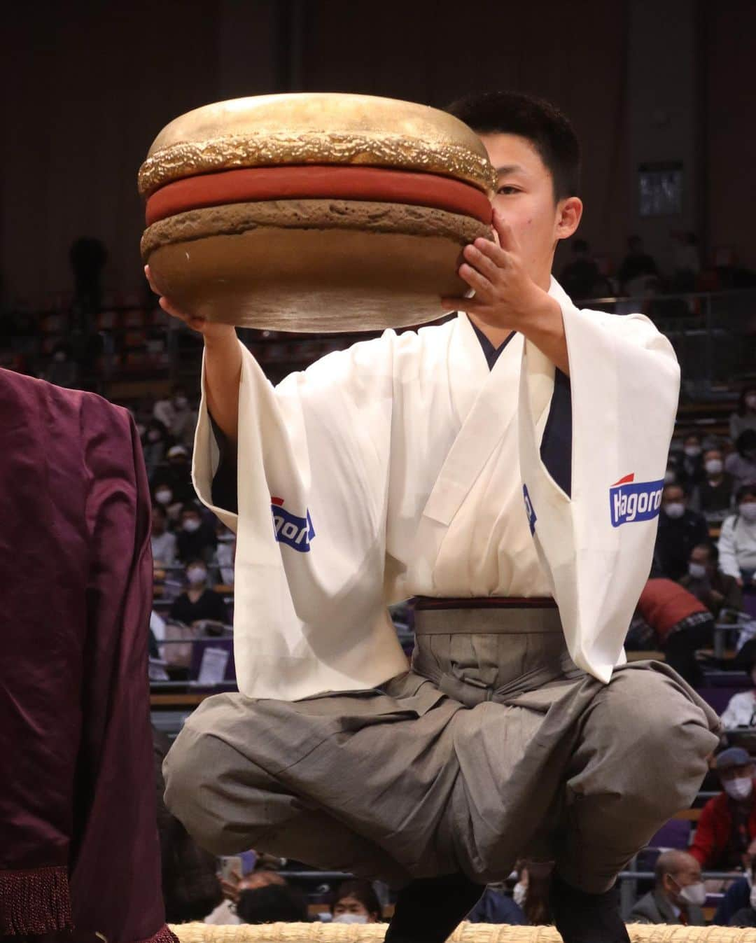 日本相撲協会さんのインスタグラム写真 - (日本相撲協会Instagram)「大相撲九州場所 千秋楽！ 前日、2場所連続6回目の優勝の照ノ富士が全勝で有終の美をかざりました！ 表彰の日仏友好杯は、ゴールドのビッグマカロンでした。 三賞は、敢闘賞は、阿炎、隆の勝、技能賞は、宇良。 十両優勝は、一山本でした。 15日間、ご声援ありがとうございました！  @sumokyokai  #大相撲 #sumo #相撲 #力士 #お相撲さん #japanphoto #sumowrestlers #japanculture  #十一月場所 #11月場所 #九州場所 #福岡 #照ノ富士 #阿炎、#隆の勝　#宇良　#一山本　#マカロン　#スイーツ　#巨大」11月29日 15時58分 - sumokyokai