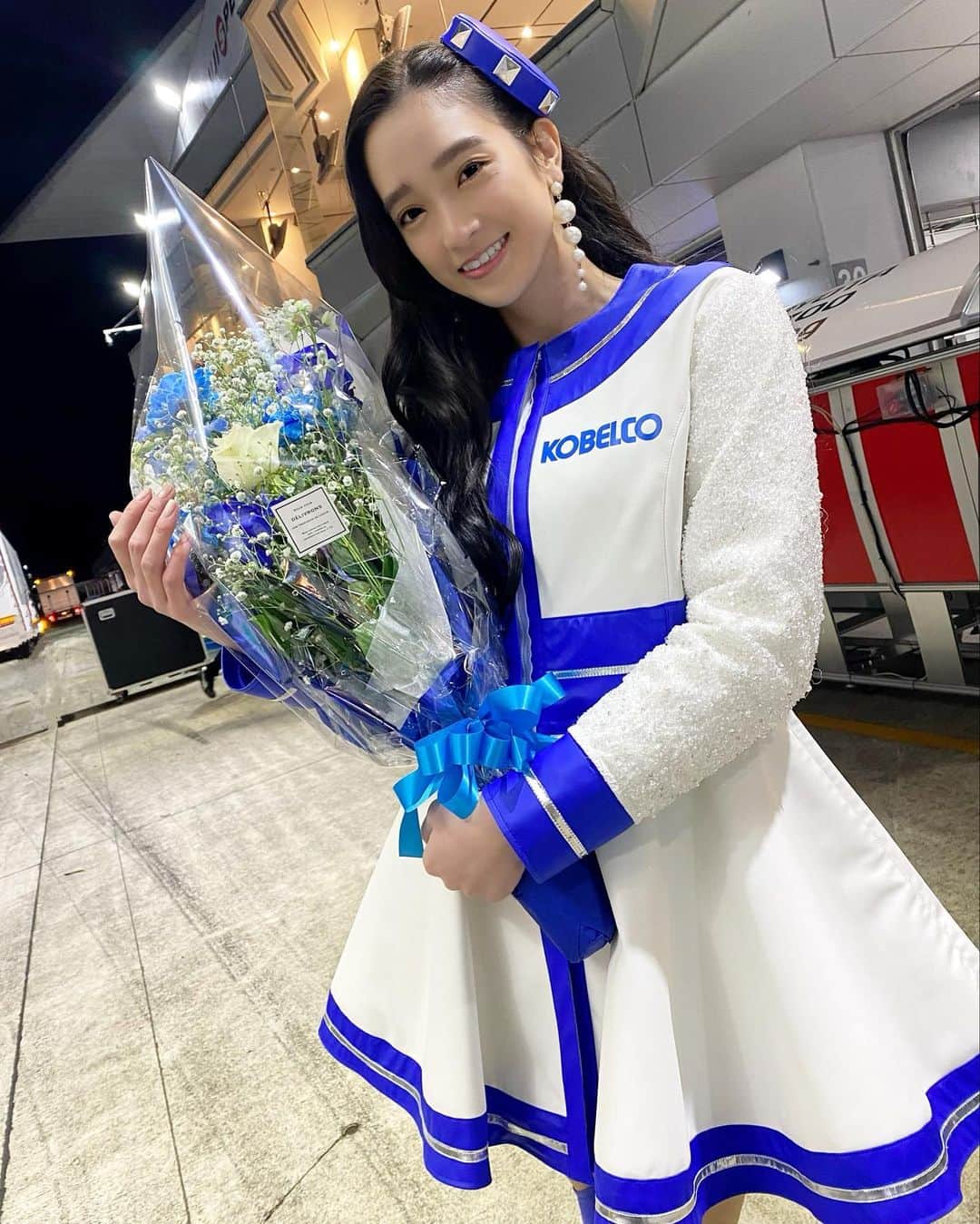 太田麻美のインスタグラム：「TGR TEAM SARDのチームの皆様からいただいた花束💐💙 KOBELCO GIRLS 2年目✨ 今シーズンも大好きなチームで終える事が出来て幸せです😌  #supergt #racequeen #rq #sard #kobelco #kobelcogirls #スーパーgt #gt500 #レースクイーン #コベルコガールズ #コスチューム」