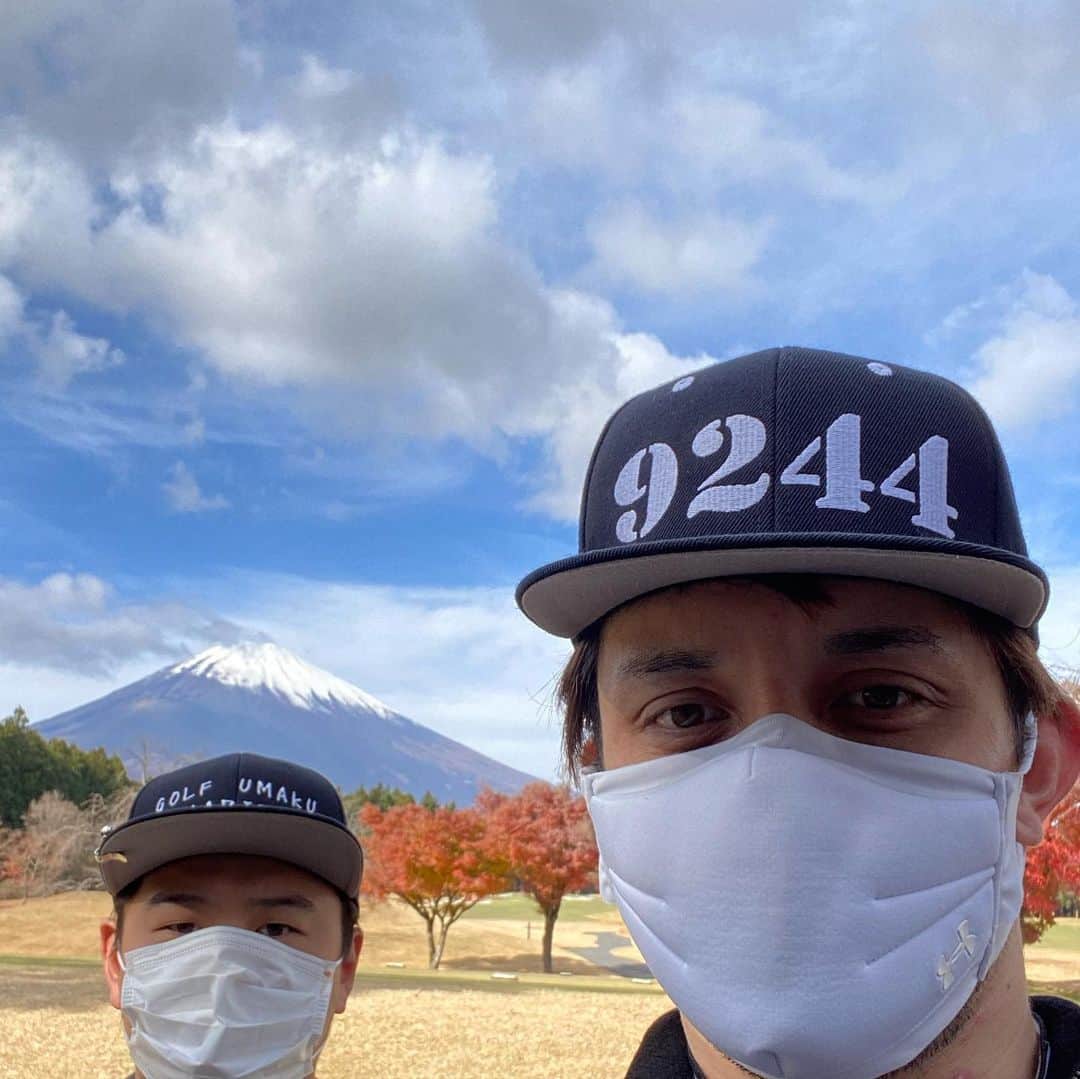 国吉佑樹さんのインスタグラム写真 - (国吉佑樹Instagram)「今日は⛳️。 5ヶ月半振りにモノマネ芸人に会いました😀 天気も良く、風も弱かったので綺麗な逆さ富士もとれて良かった📸。  #ゴルフ  #逆さ富士  #綺麗に撮れた #9244キャップ」11月29日 16時06分 - yukikuniyoshi