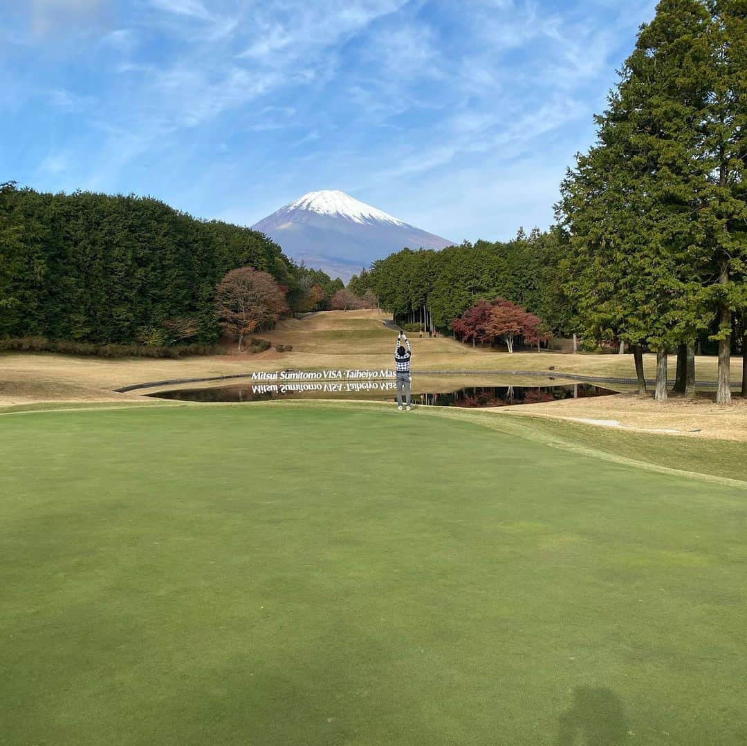 国吉佑樹さんのインスタグラム写真 - (国吉佑樹Instagram)「今日は⛳️。 5ヶ月半振りにモノマネ芸人に会いました😀 天気も良く、風も弱かったので綺麗な逆さ富士もとれて良かった📸。  #ゴルフ  #逆さ富士  #綺麗に撮れた #9244キャップ」11月29日 16時06分 - yukikuniyoshi