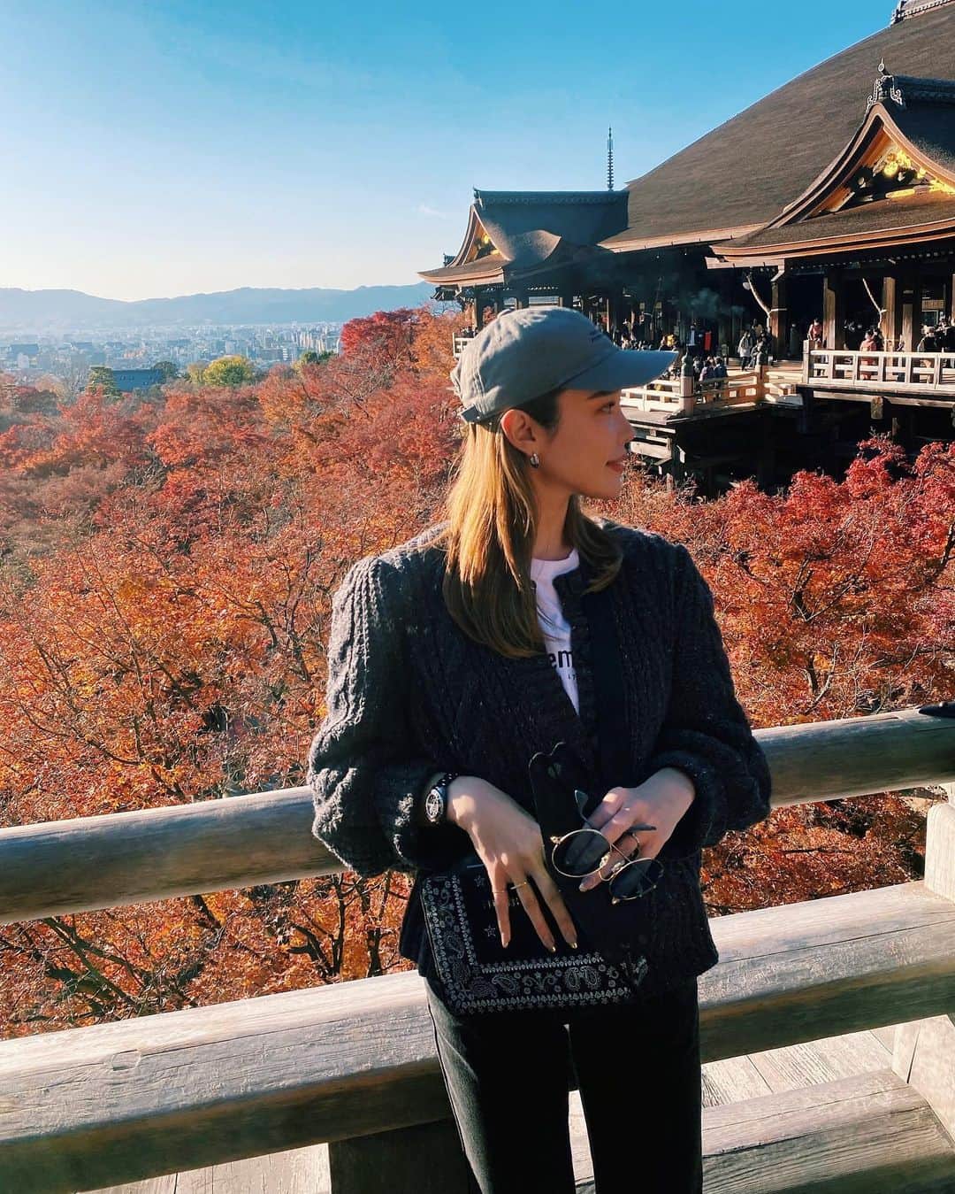 のインスタグラム：「今日は良い天気で暖かい 観光びより🌼  御朱印もいただきました🍁」
